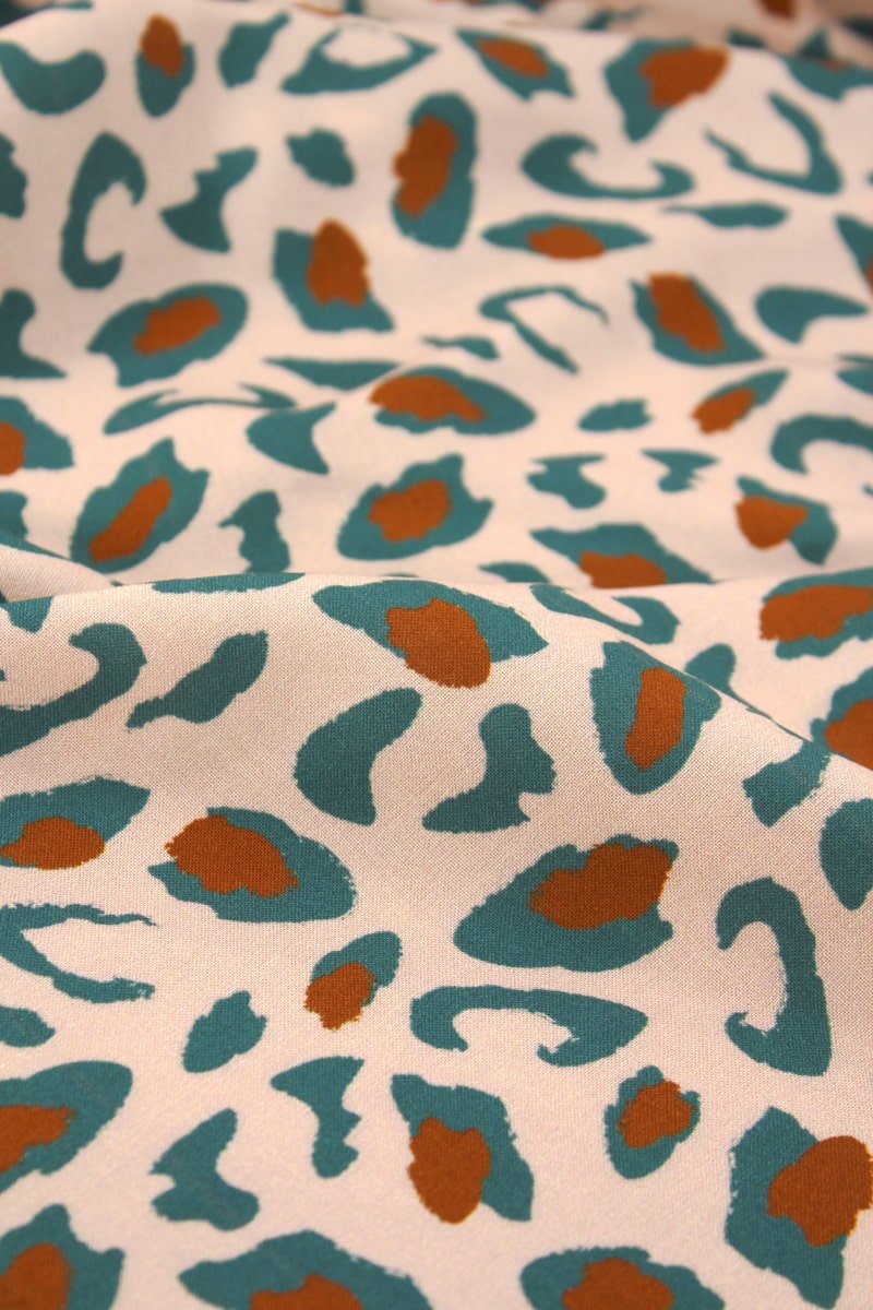 tissu-viscose-leopard-bagheera-vert-eucalyptus-eglantine-et-zoe-7-min.jpg