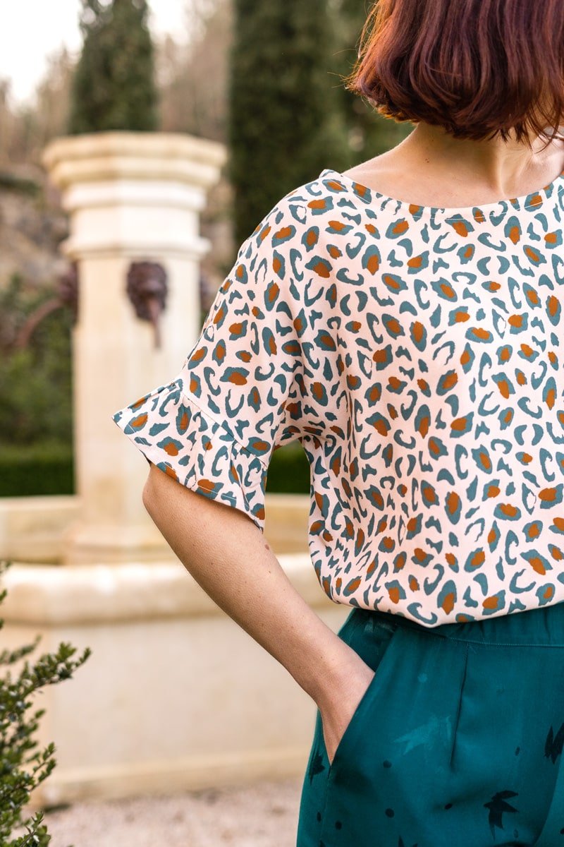 haut-cousu-dans-le-tissu-leopard-viscose-vert-eucalyptus-eglantine-et-zoe-3-min.jpg