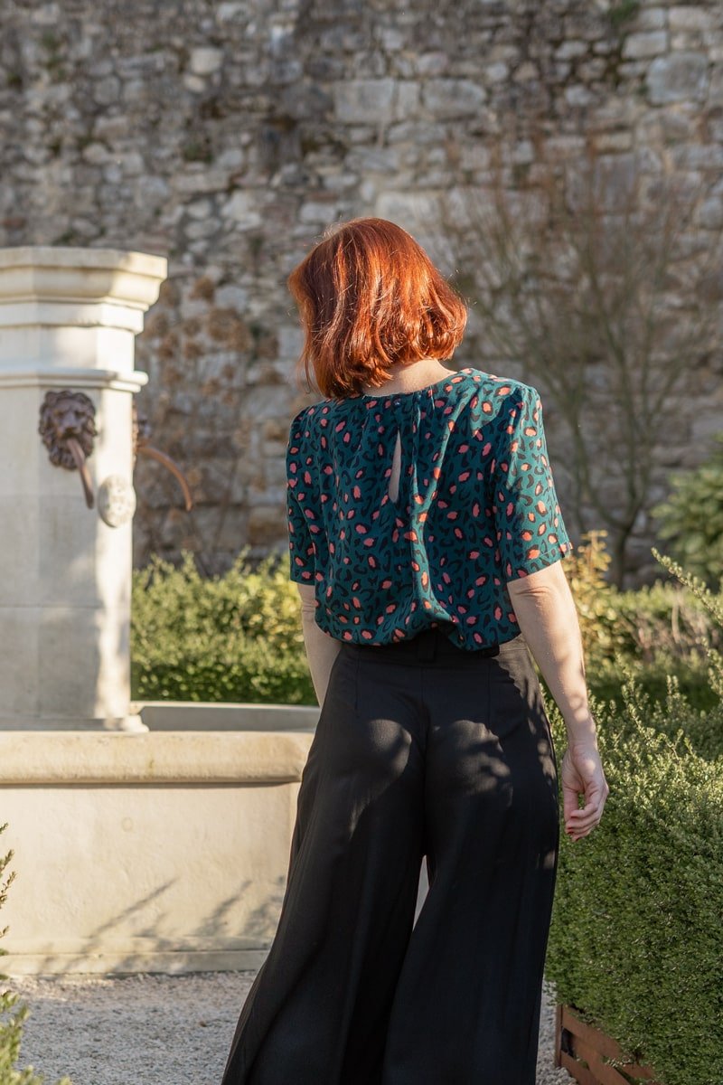 haut-cousu-dans-le-tissu-leopard-viscose-dark-lagune-eglantine-et-zoe-3-min.jpg