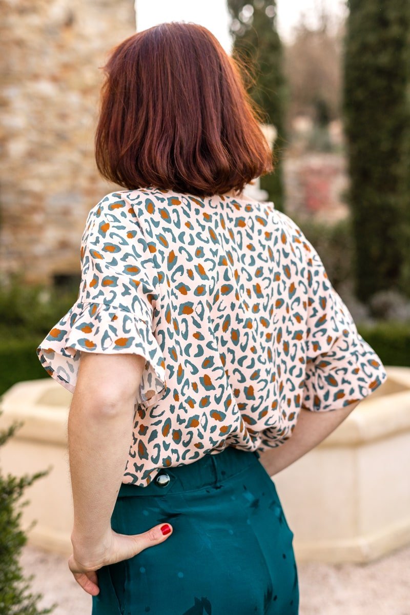 haut-cousu-dans-le-tissu-leopard-viscose-vert-eucalyptus-eglantine-et-zoe-4-min.jpg