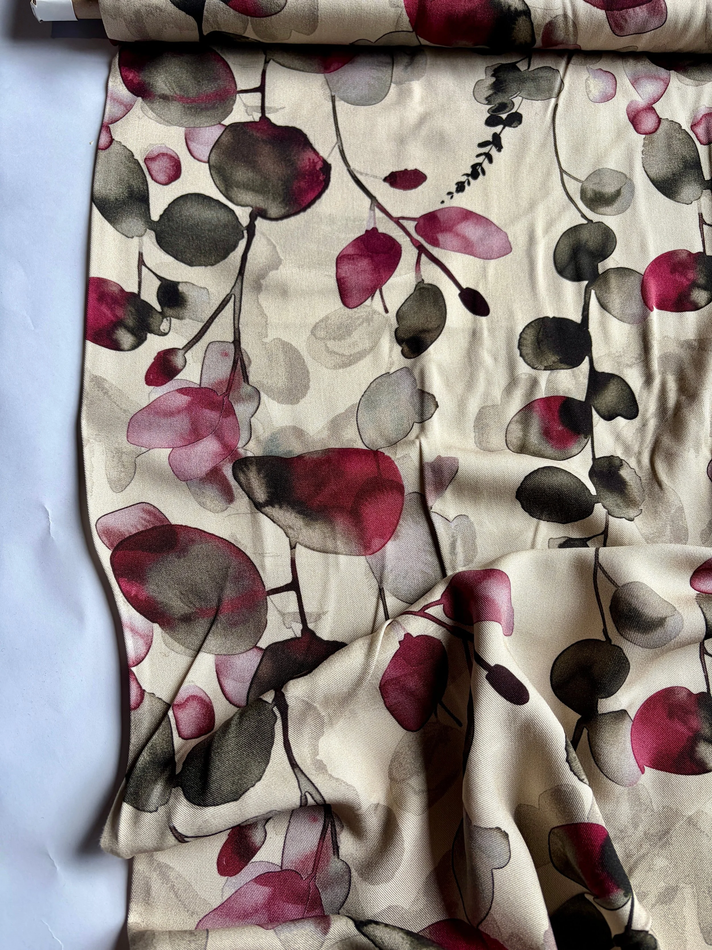 Last 1.75 metre piece - Stof - Light and Lush - Shadow Petals Viscose