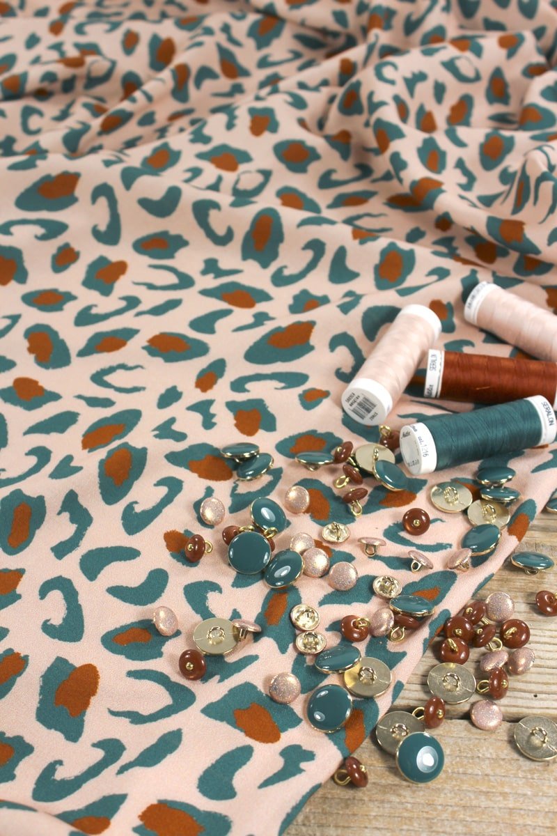 tissu-viscose-leopard-bagheera-vert-eucalyptus-eglantine-et-zoe-4-min.jpg