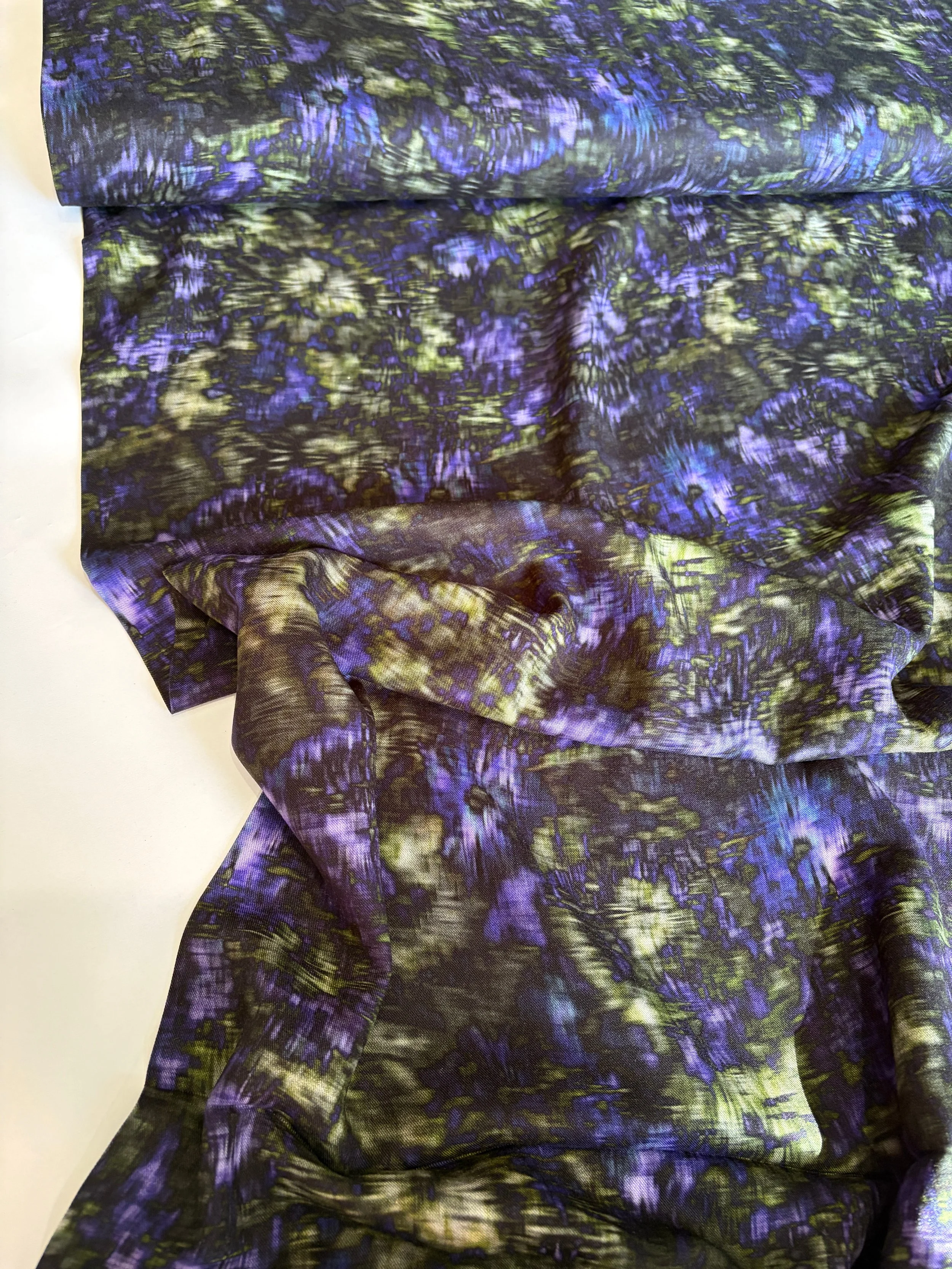 Stof - Light and Lush - Midnight Violets Viscose
