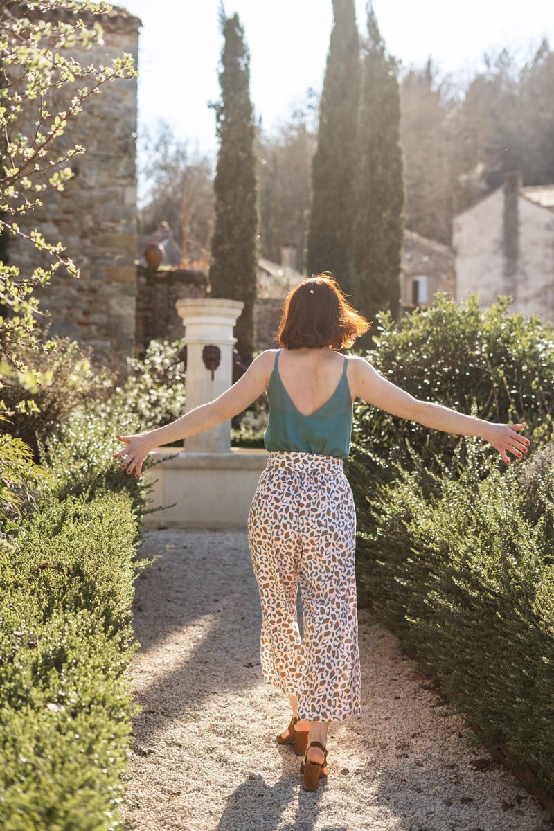 pantalon-cousu-dans-le-tissu-leopard-viscose-vert-eucalyptus-eglantine-et-zoe-3-min.jpg