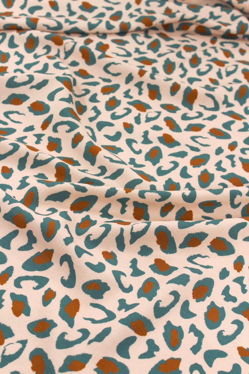 tissu-viscose-leopard-bagheera-vert-eucalyptus-eglantine-et-zoe-3-min.jpg