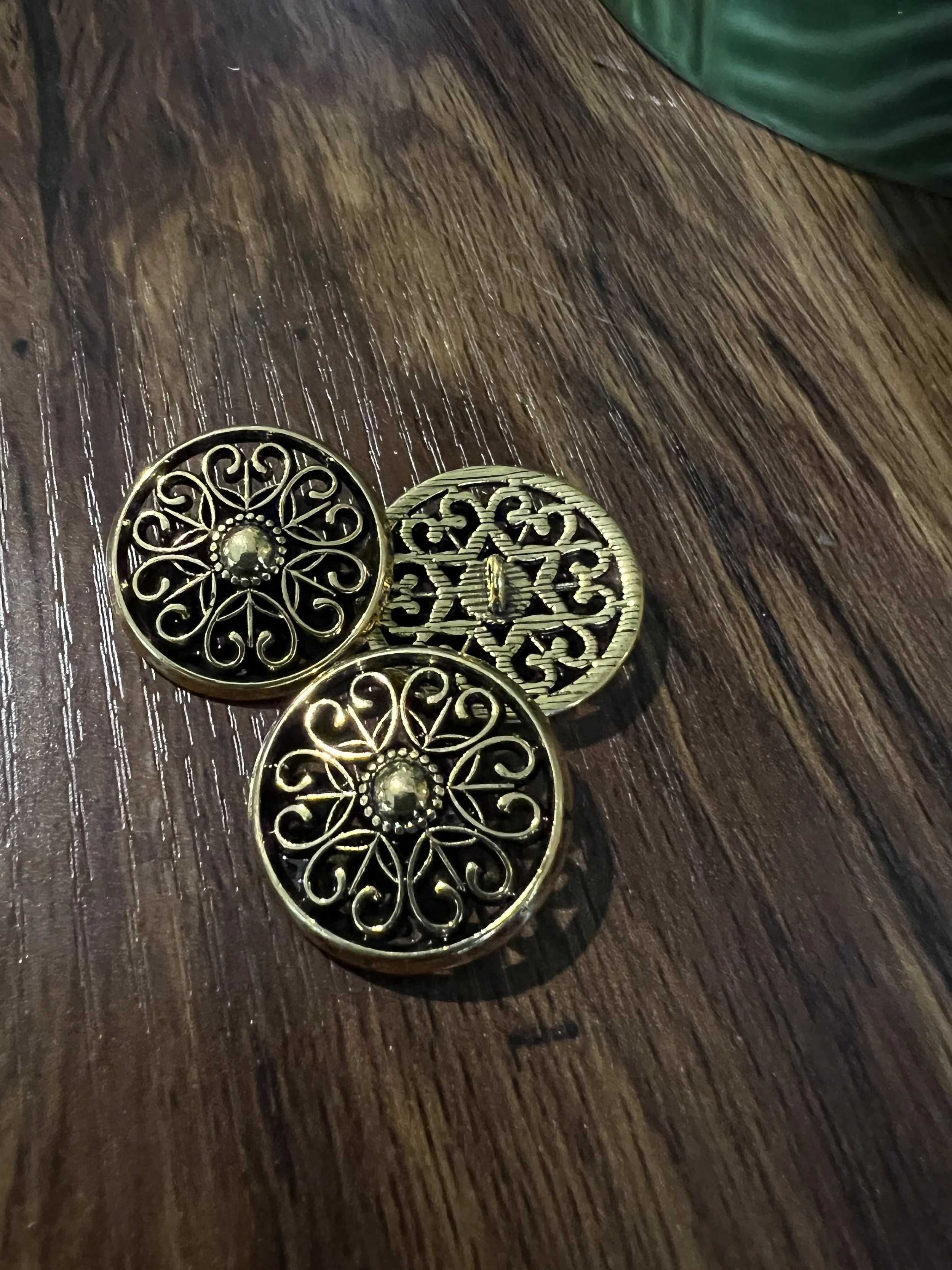 Baroque Antique Gold 28mm Buttons