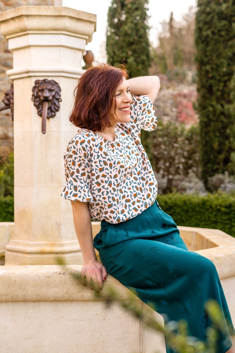haut-cousu-dans-le-tissu-leopard-viscose-vert-eucalyptus-eglantine-et-zoe-1-min.jpg