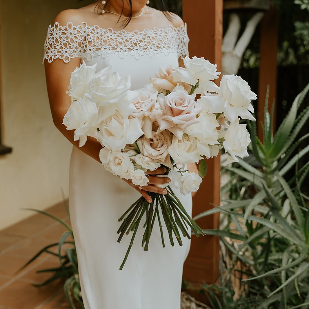 Check out our latest blog post for tips on finding your perfect dress! 💍 

Venue: @lavenderandolivesandiego 
Photography: @jessicayvonnephotography 
Florals: @ahrflorals