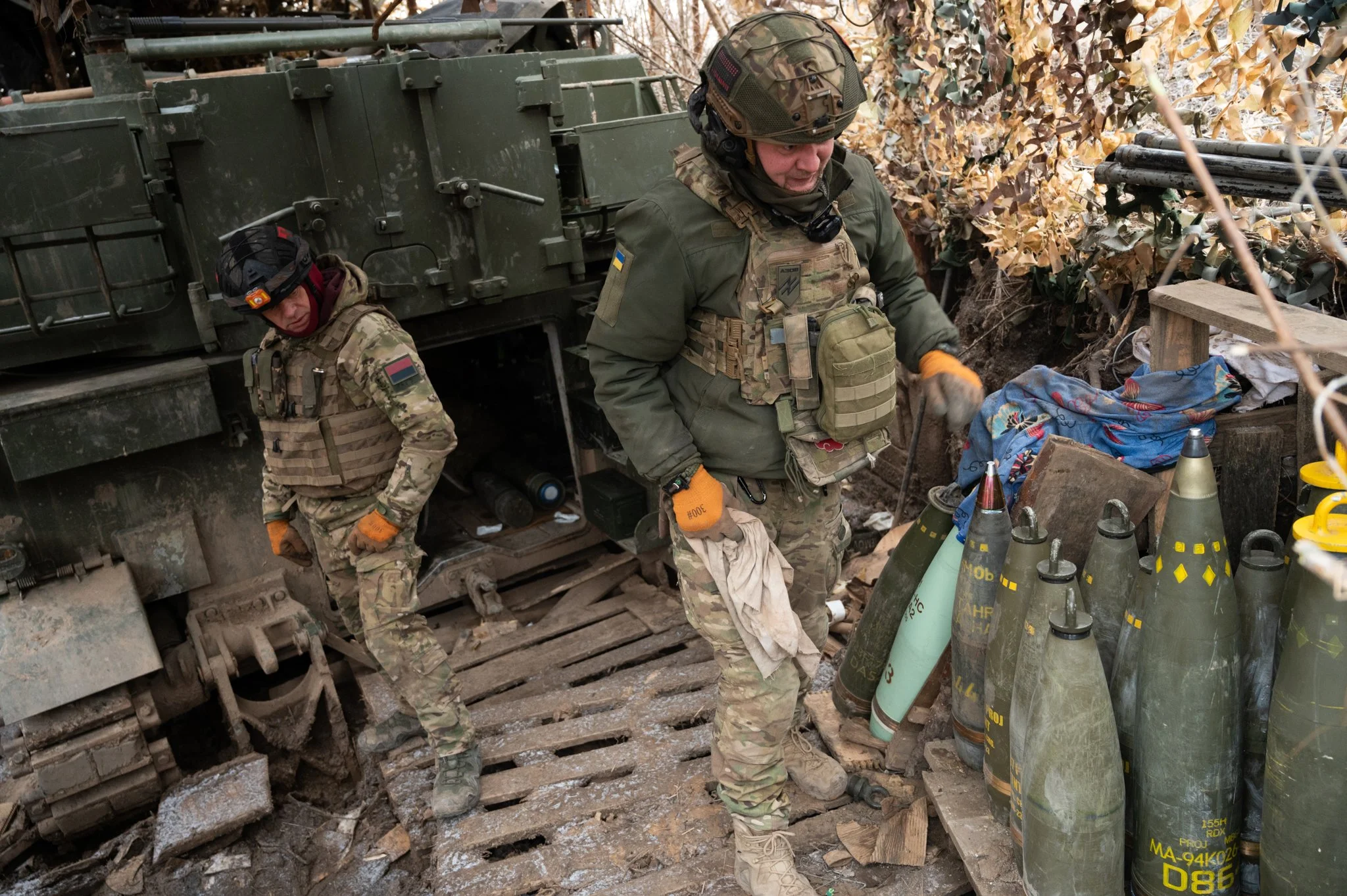 Benjamin-Mack-Jackson-War-In-Ukraine-Soldiers-Prepare-Bombs.jpg