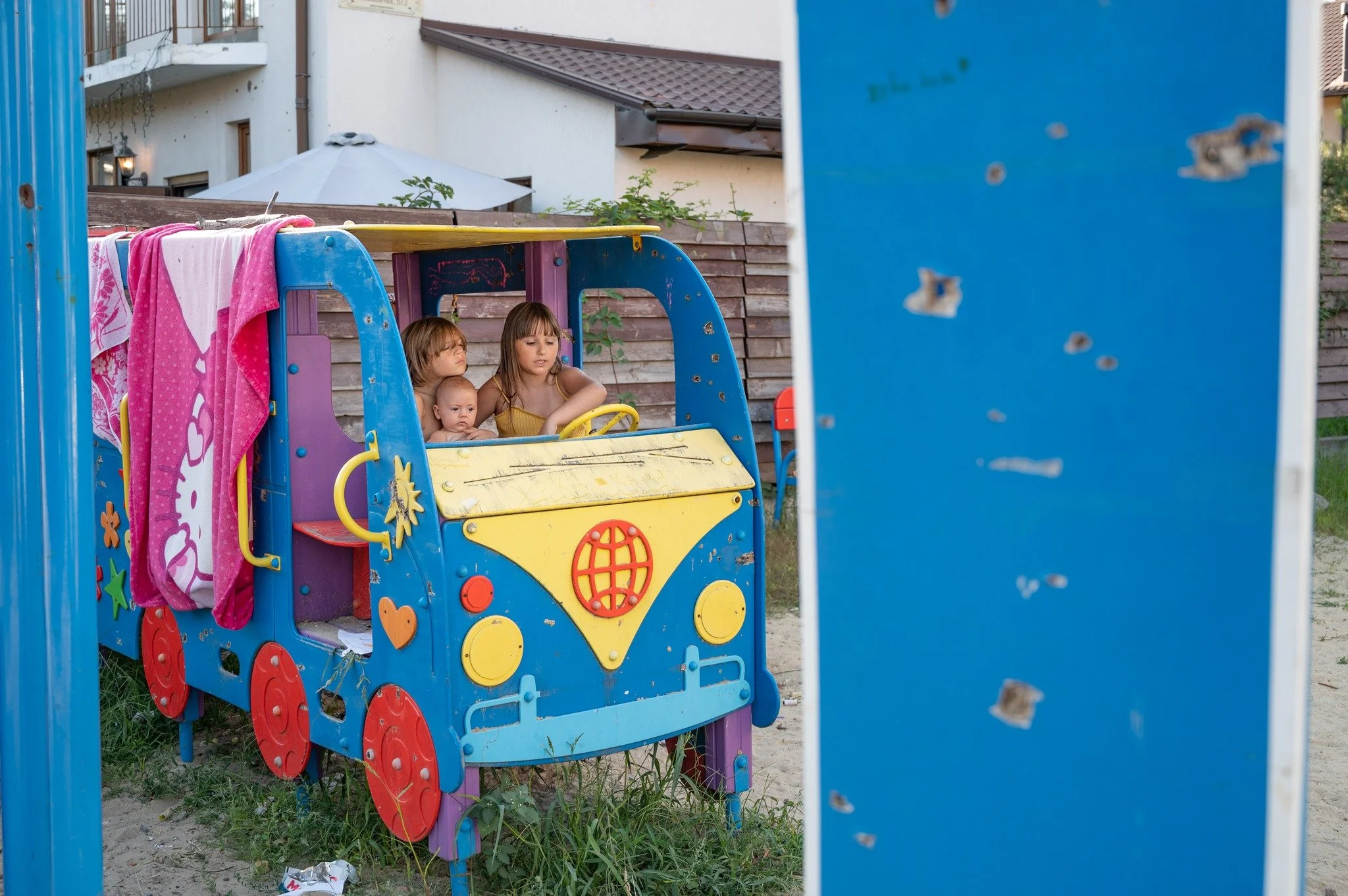 Benjamin-Mack-Jackson-Children-Playing-Kyiv-Ukraine.jpg