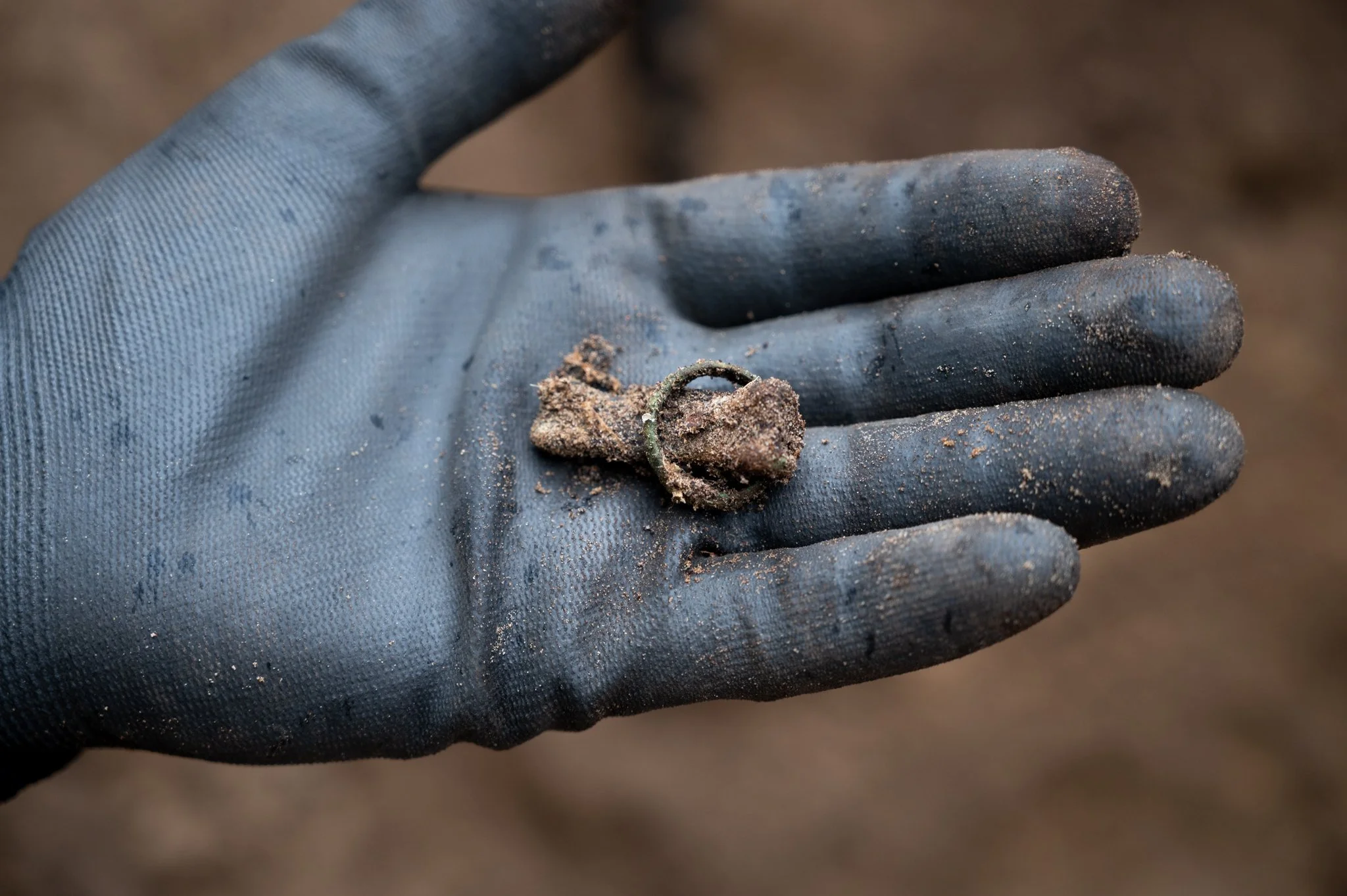 Benjamin-Mack-Jackson-Legenda-Military-Archaeology-WWII-Soldier-Finger-Bone-With-Ring-Latvia.jpg