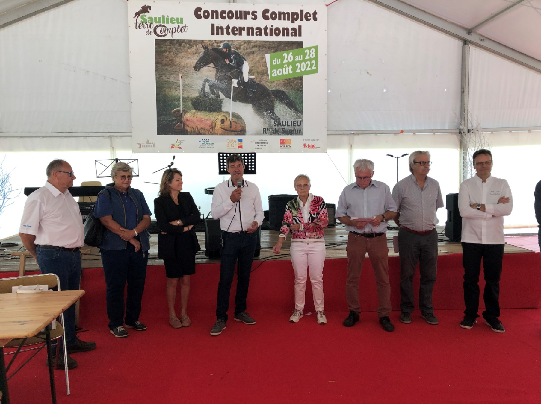 Concours de CSO international de Saulieu : au Micro le Président Didier Loison, en Présence de la FFE représentée par Christian Carrière , de la Sénatrice Anne-Catherine Loisier, de Christiane Head, du jeune Chef aux 3 étoiles Patrick Bertron du rest