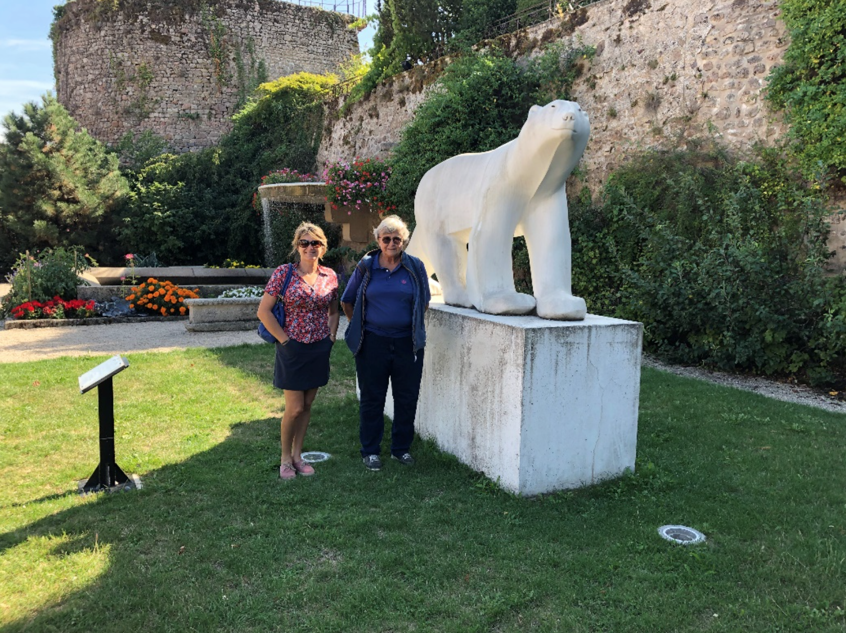 Madame la Sénatrice Anne-Catherine Loisier et Madame Christiane Head devant l’Ours polaire, une sculpture de Pompon.
