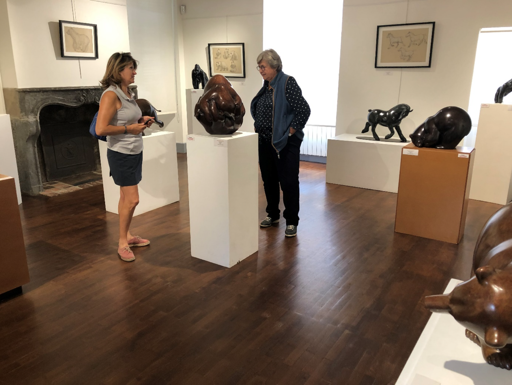 Musée Pompon , Sénatrice Anne Catherine Loisier et Christiane Head devant une sculpture de Michel Bassompierre.