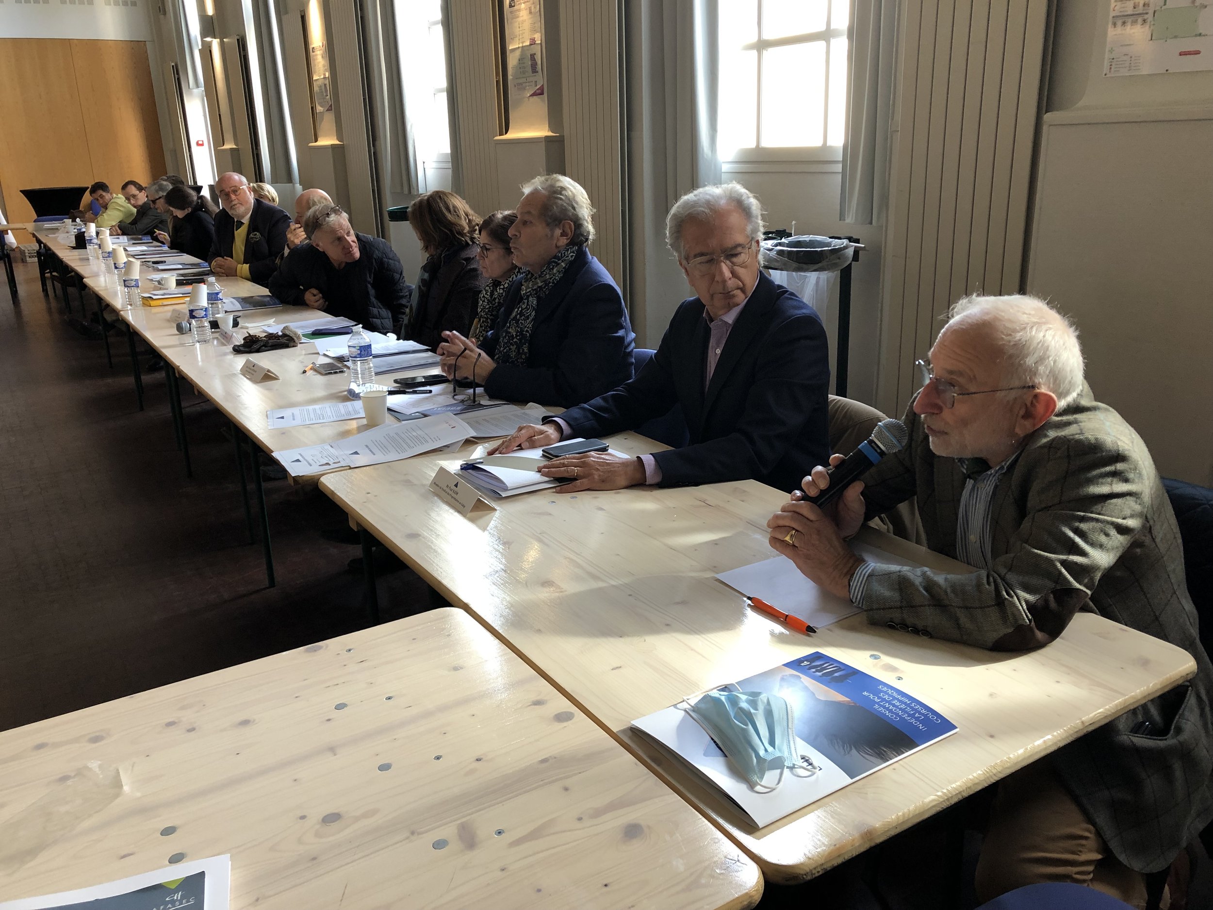 Débat à Chantilly les Parlementaires à l'écoute des acteurs des courses hippiques.