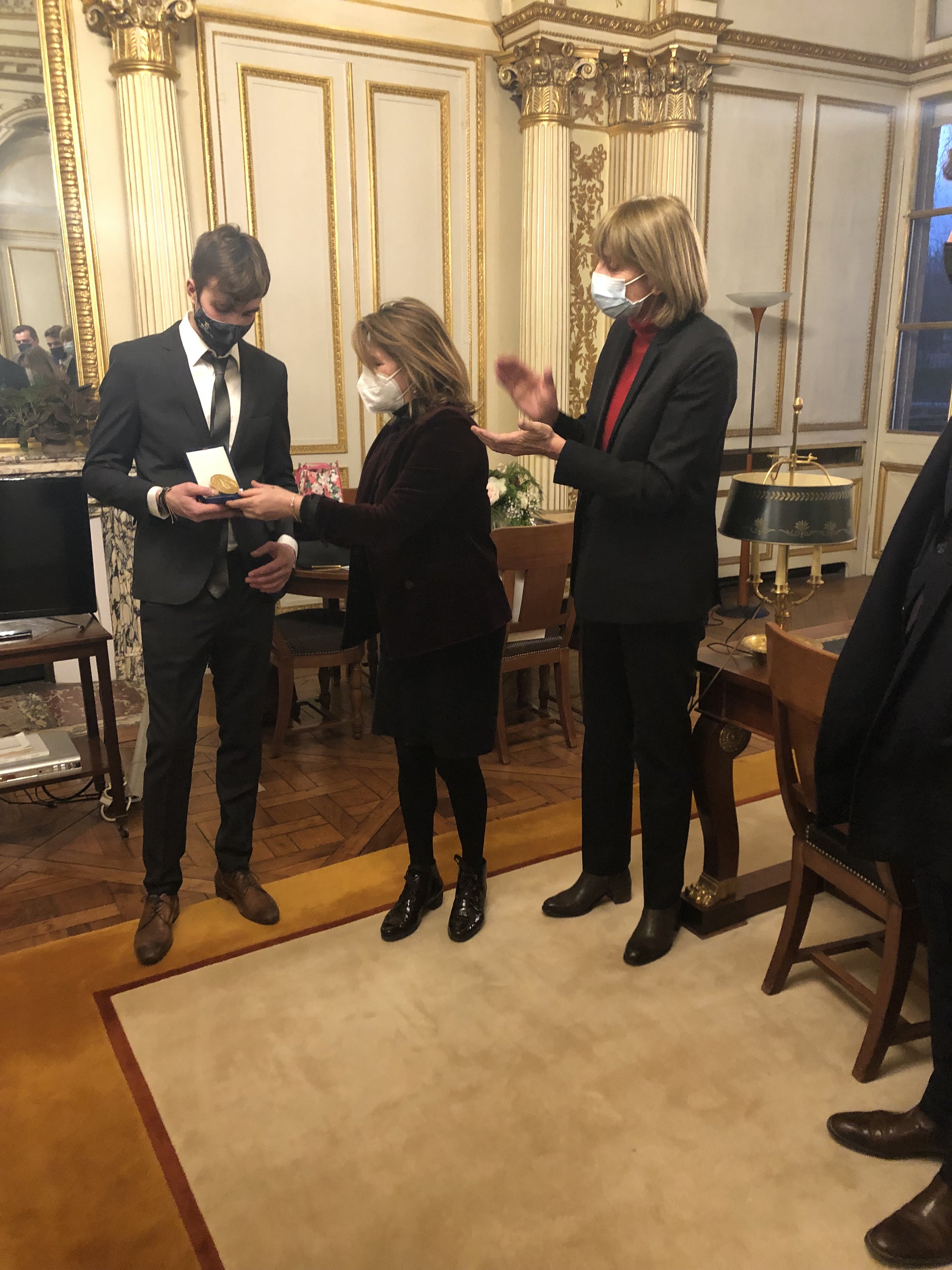 Les Sénatrices Anne-Catherine Loisier et Valérie Letard remettent à Nicolas Bazire la Médaille du Sénat.