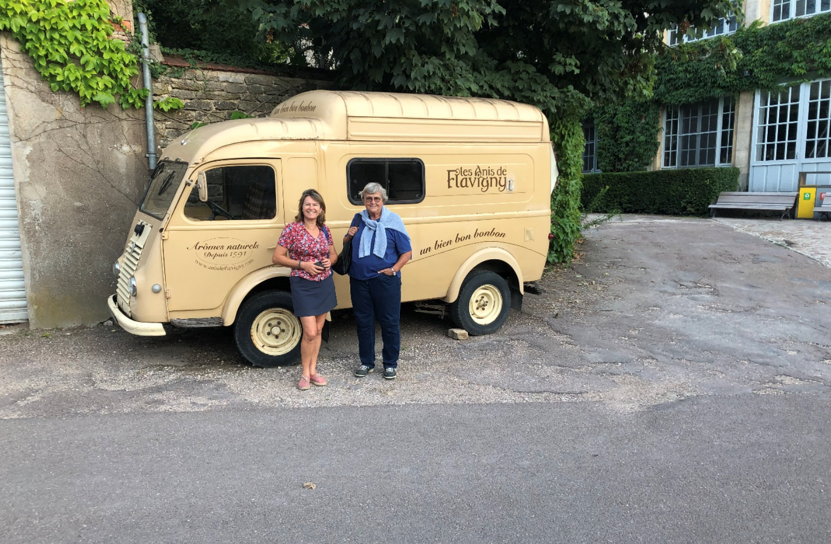 Madame la Sénatrice Anne-Catherine Loisier et Madame Christiane Head lors de la visite de l’entreprise des Anis de Flavigny.