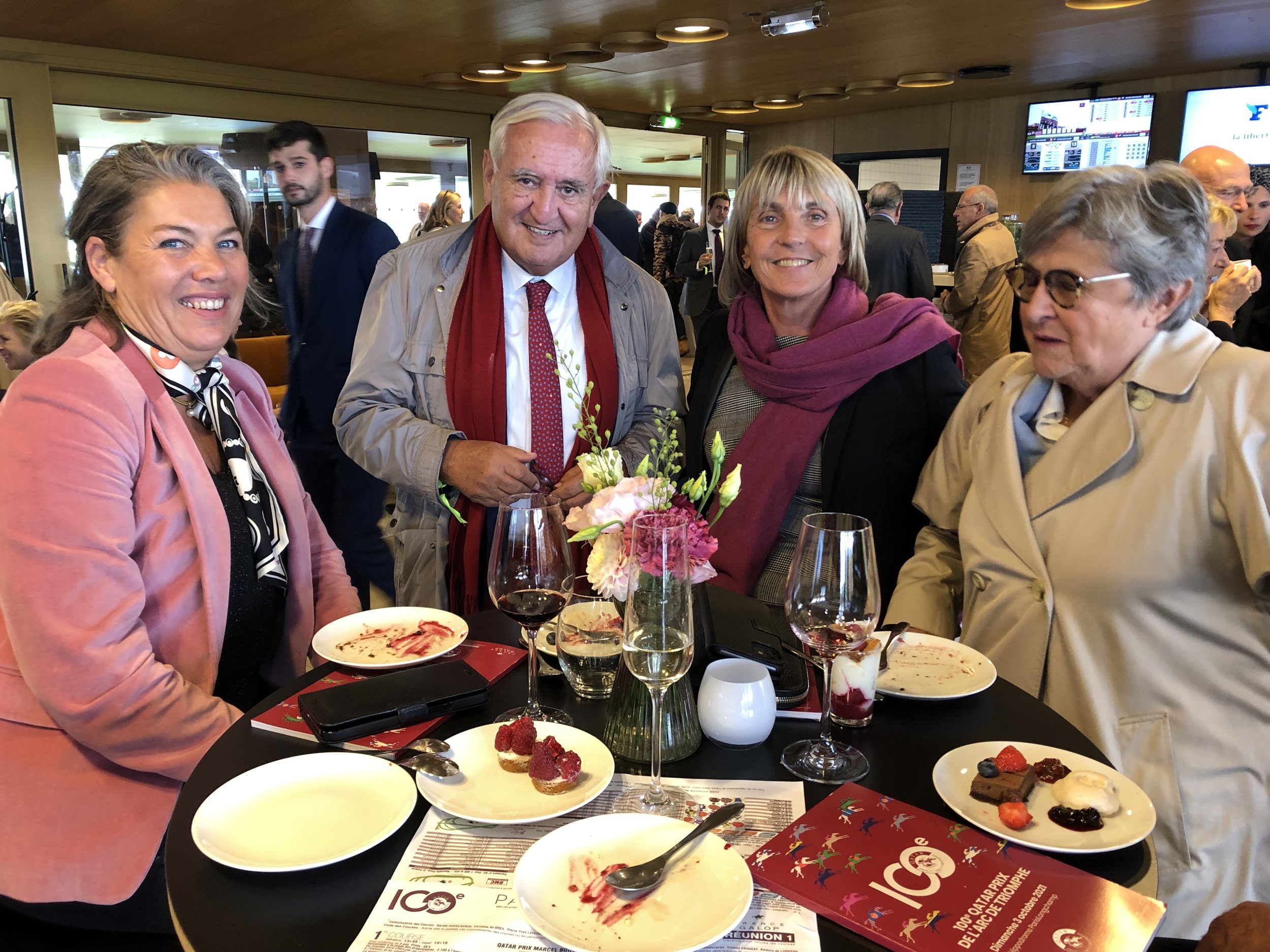 Prix de l'Arc de Triomphe 2021 : Les Sénatrices Sonia de la Prôvoté, Valérie Letard, Monsieur le Premier Ministre Jean-Pierre Raffarin et Christiane Head, Présidente du CIFCH.