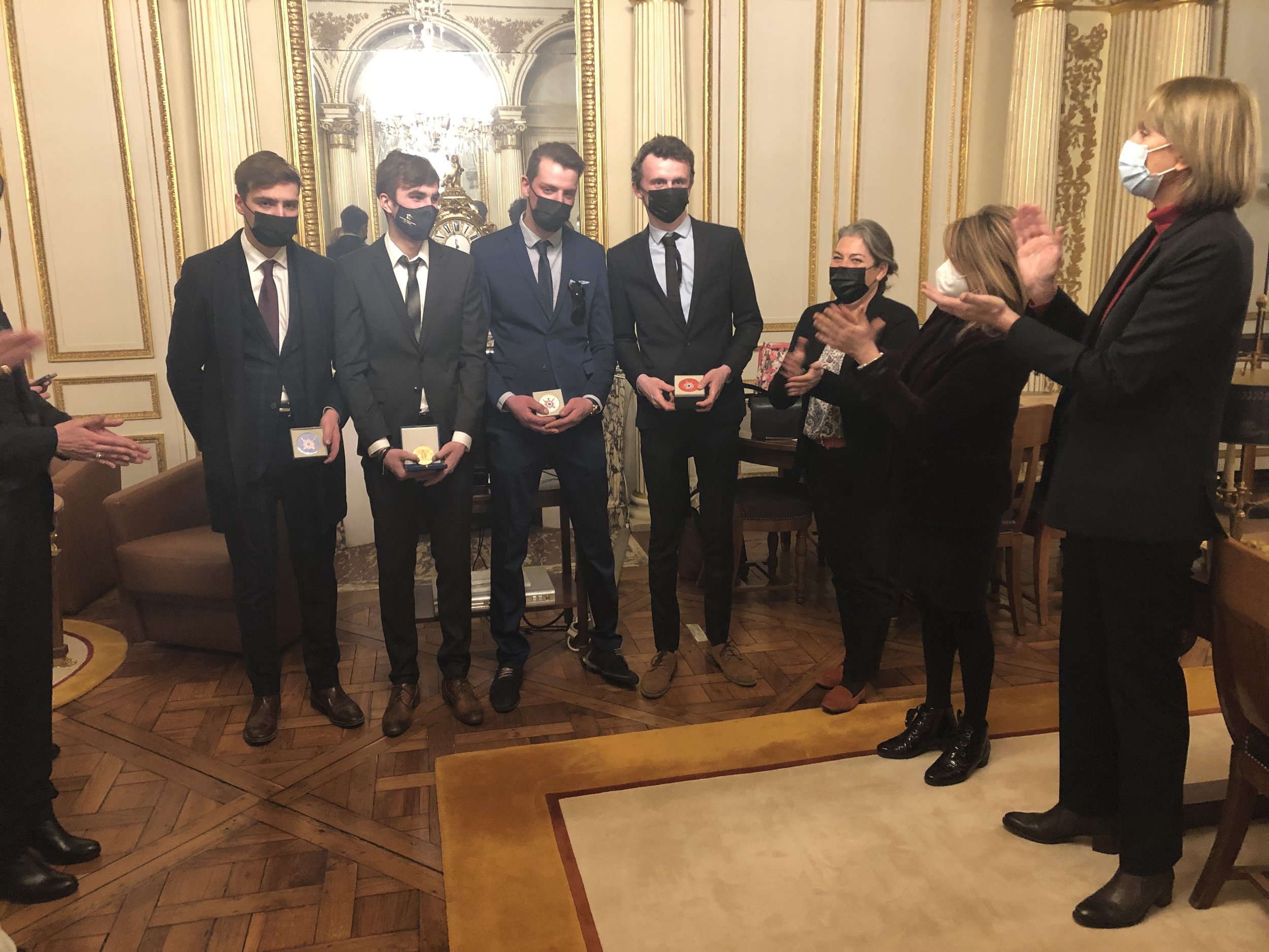 Hommage à la jeunesse au Sénat :
Clément Duvaldestin, Nicolas Bazire, Théo Duvaldestin, Tristan Ouvrie, Sénatrice Sonia de La Provôté du Calvados, Sénatrice Anne-Catherine Loisier de Côte d'Or, Sénatrice du Nord , Vice-Présidente du Sénat Valérie Let