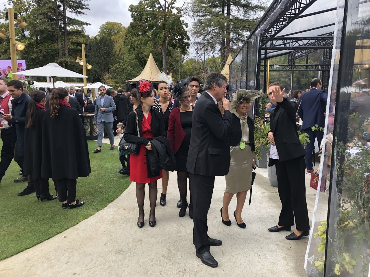 Les chapeaux sont présents.