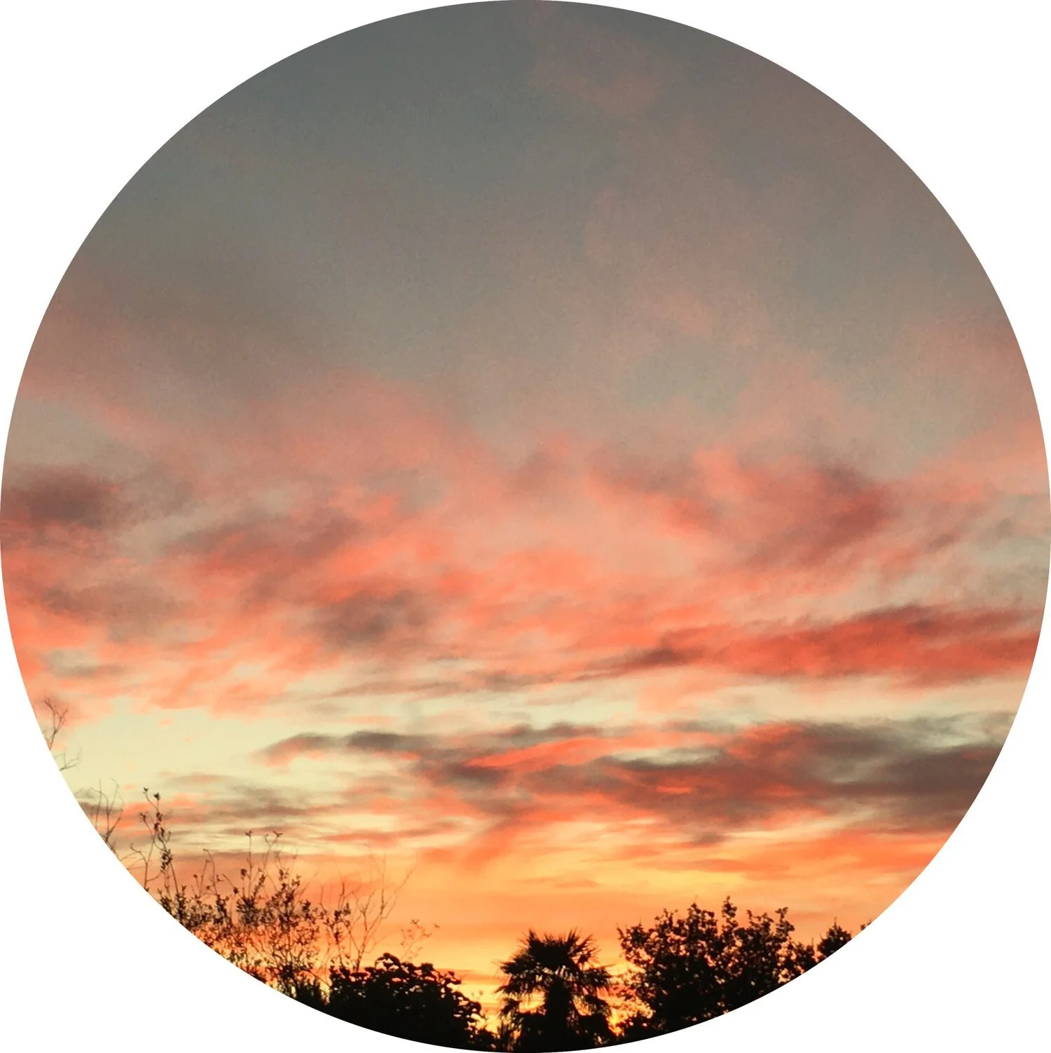 Zonsondergang met rose en oranje lucht.