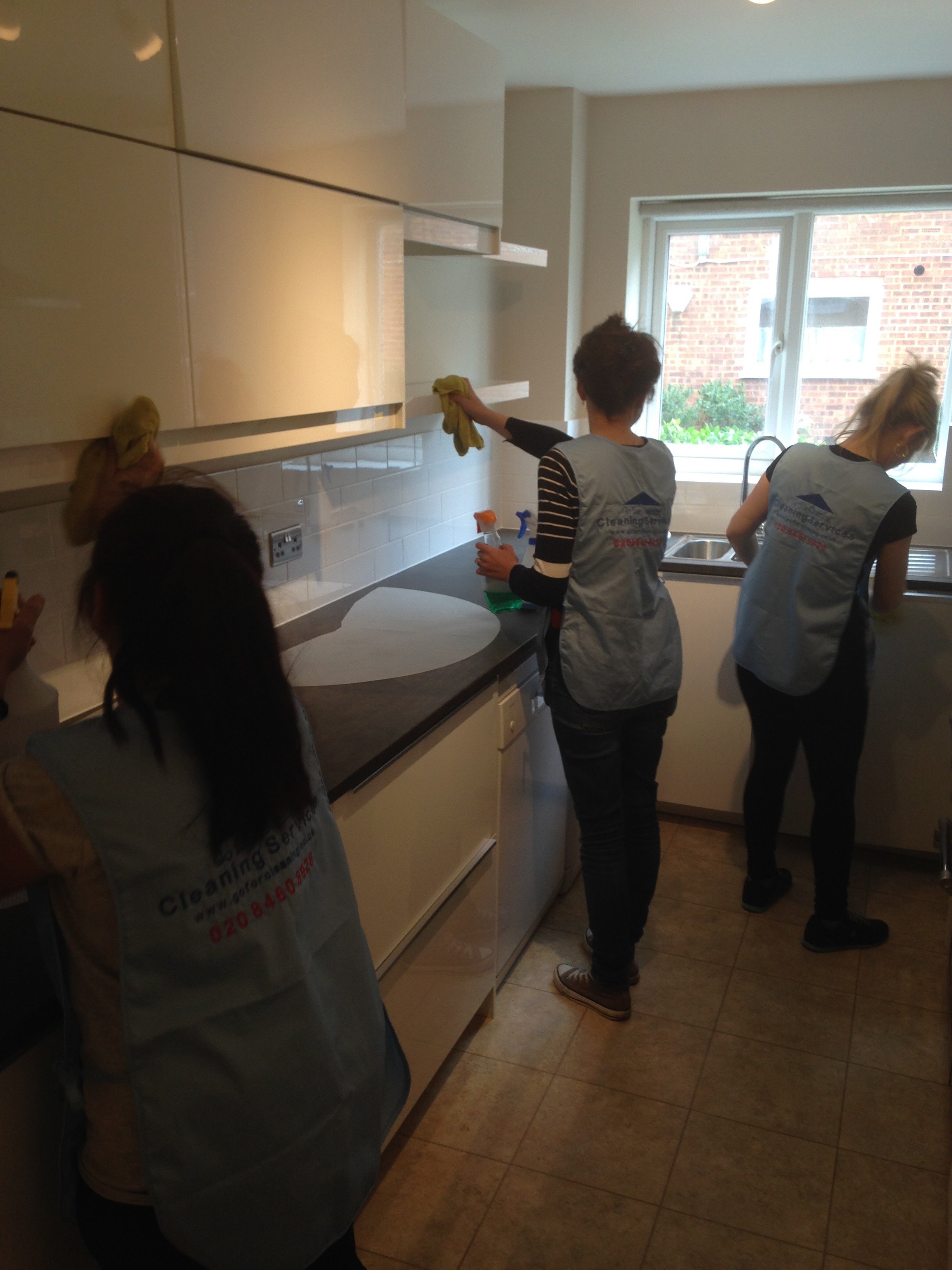 Team+of+cleaners+in+kitchen+SW20.jpg