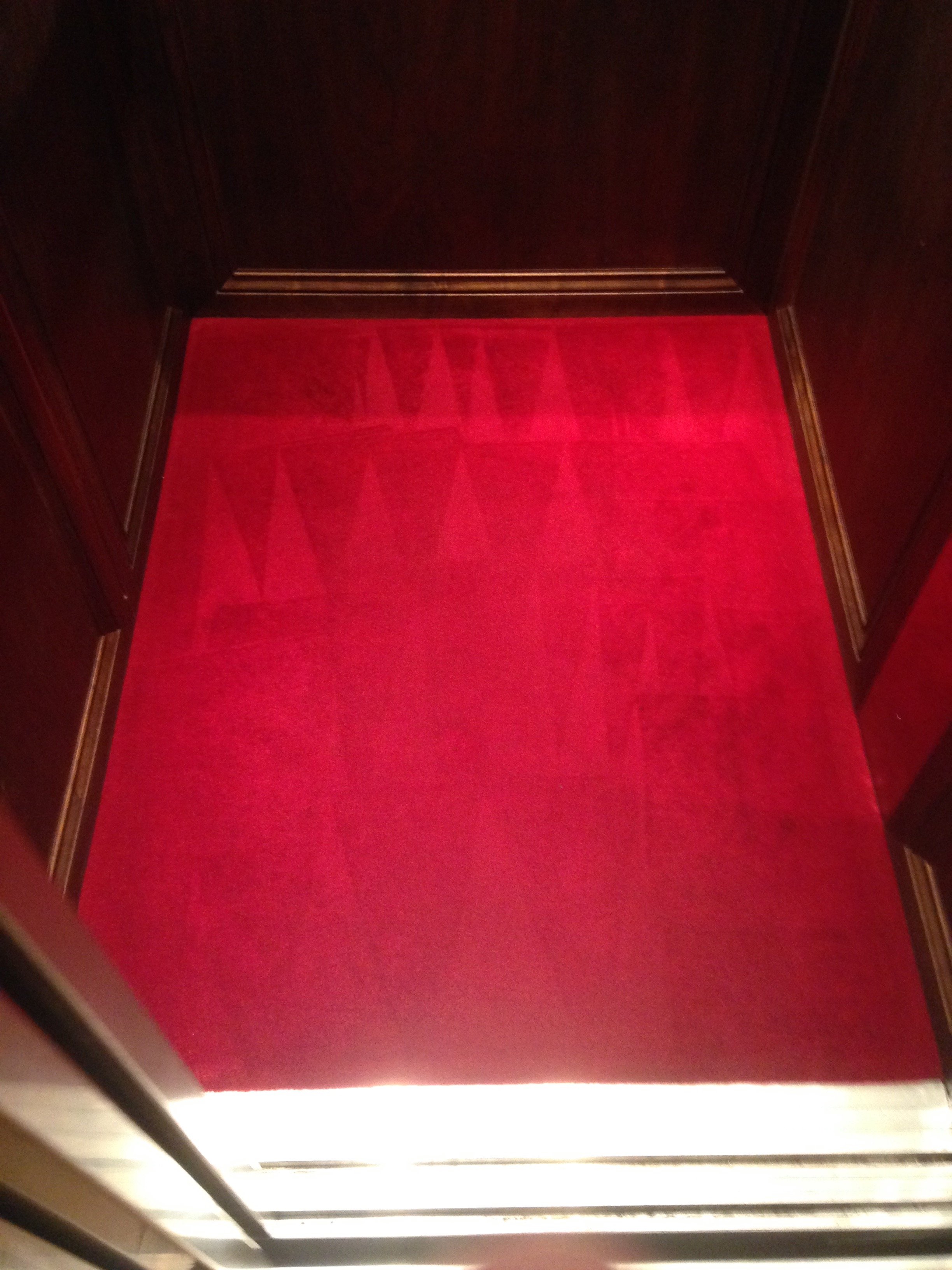 clean+carpet+in+the+lift.jpg