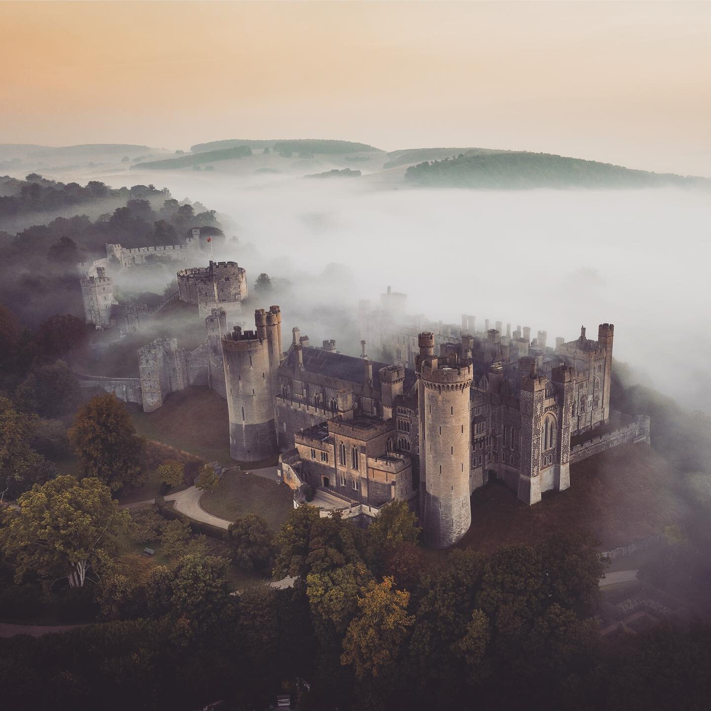 With the forecast of a foggy start in Sussex there was only one place I wanted to head to this morning.  So happy to have finally nailed Arundel Castle shrouded in mist and fog.  One for my wall this, happy days.
.
.
.
.
#arundel 
#arundelcastle 
#we