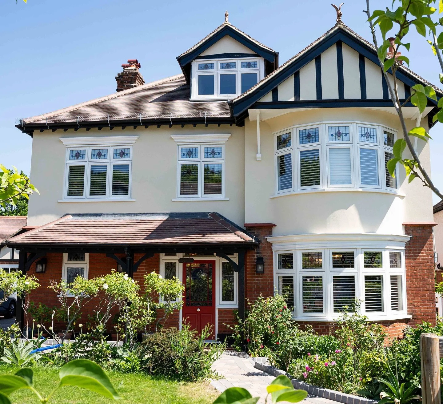 Check out one of our recent projects in Woodford Green, which includes Flush Casement windows and a show-stopping front door with bespoke leaded glass courtesy of @tenbyandpennyltd 

#timberwindows #timberdoors #timberwindowsofcolchester #timberwindo