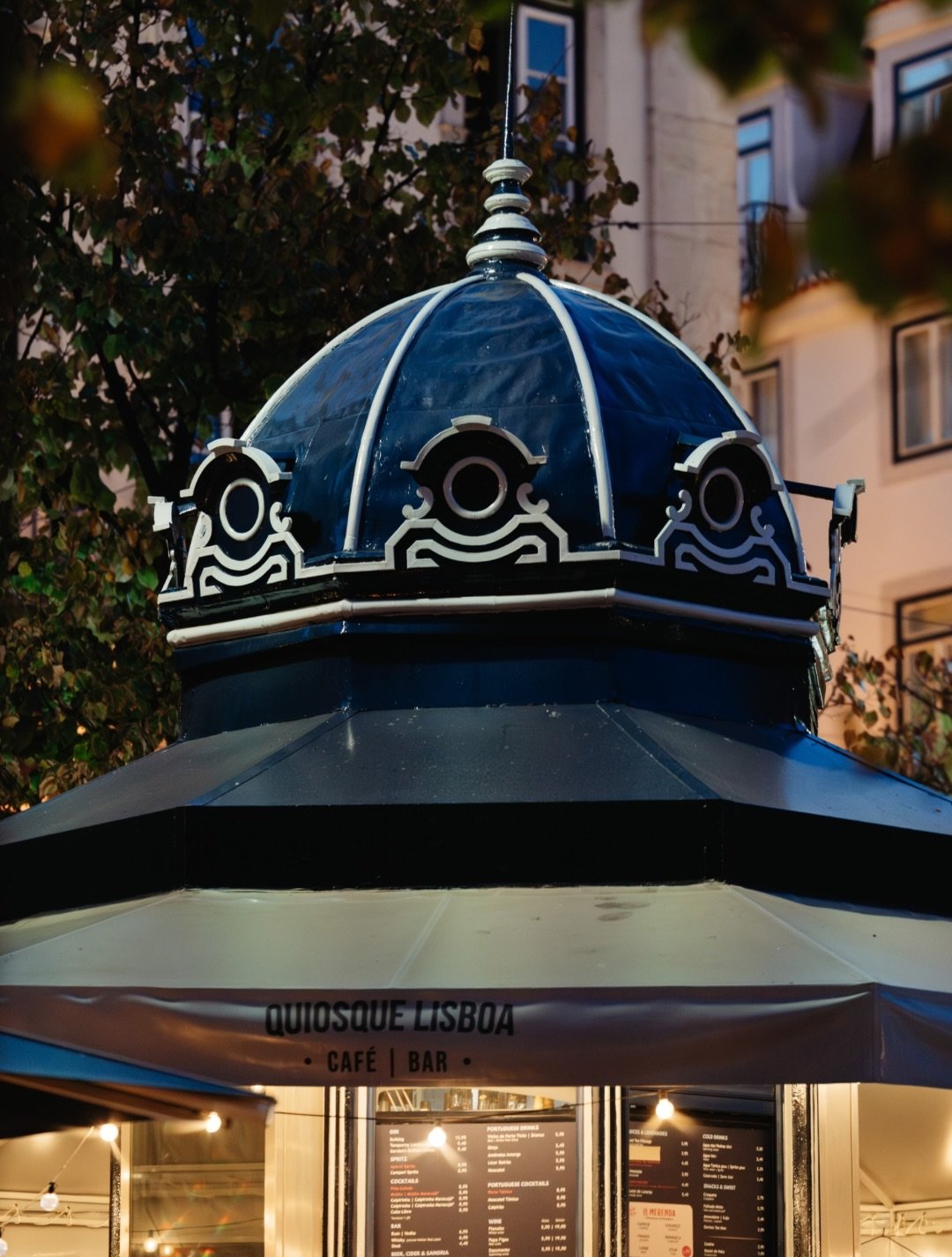 8 quiosques, 8 vistas &mdash; come&ccedil;amos pelo Largo Cam&otilde;es 📍 Entre o Chiado e o Bairro Alto, &eacute; o s&iacute;tio certo para uma pausa antes (ou depois) de tudo. Qual &eacute; o teu quiosque favorito?

8 kiosks, 8 views &mdash; start