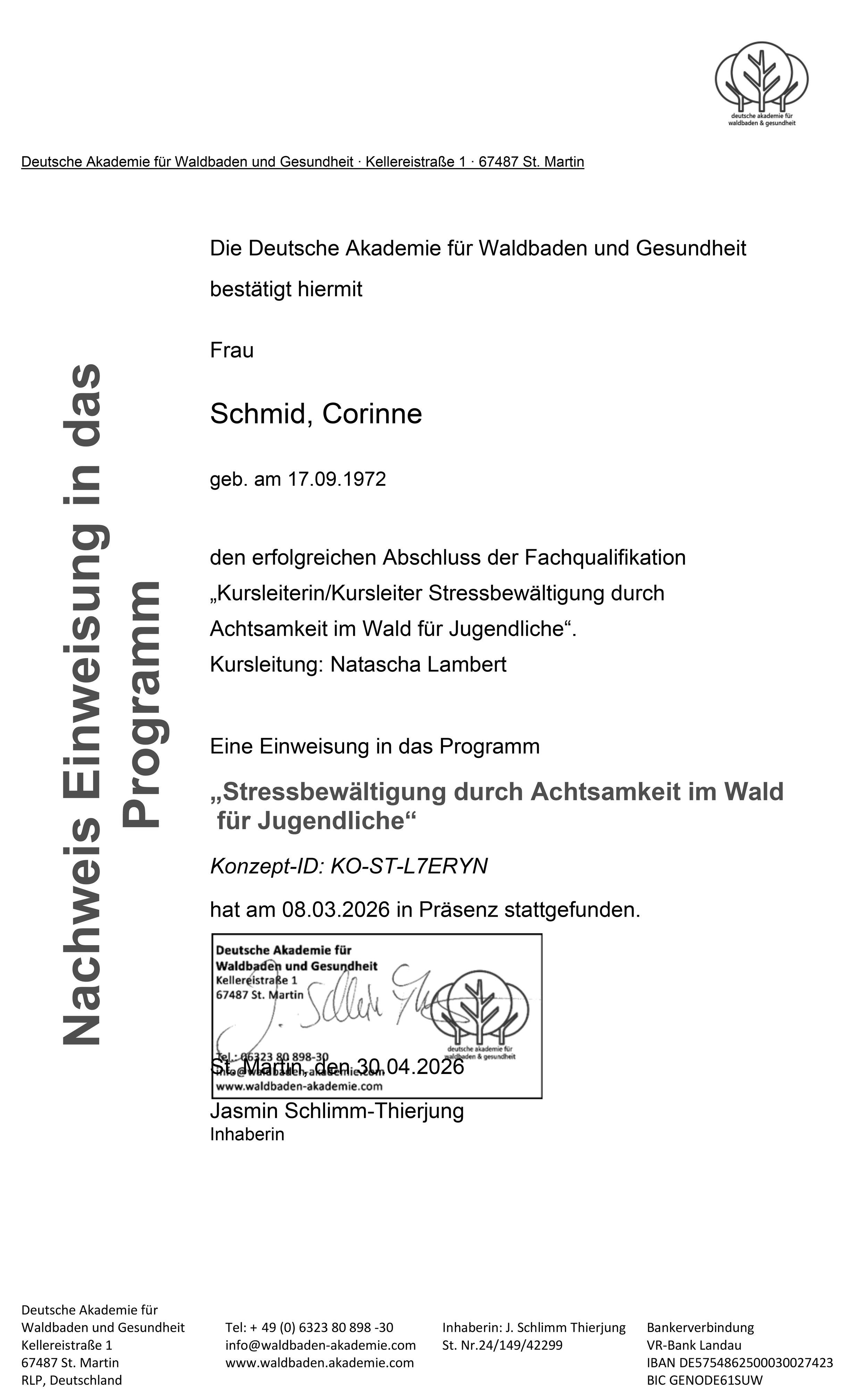 Dieser Text ist eine Bescheinigung der Deutschen Akademie für Waldbaden und Gesundheit. Sie bestätigt die erfolgreiche Absolvierung eines Kurses zur Stressbewältigung durch Achtsamkeit im Wald für Jugendliche, mit Kursleitung Natascha Lambert, vom 8. März 2026. Es enthält auch Kontaktinformationen und ein handschriftliches Element.