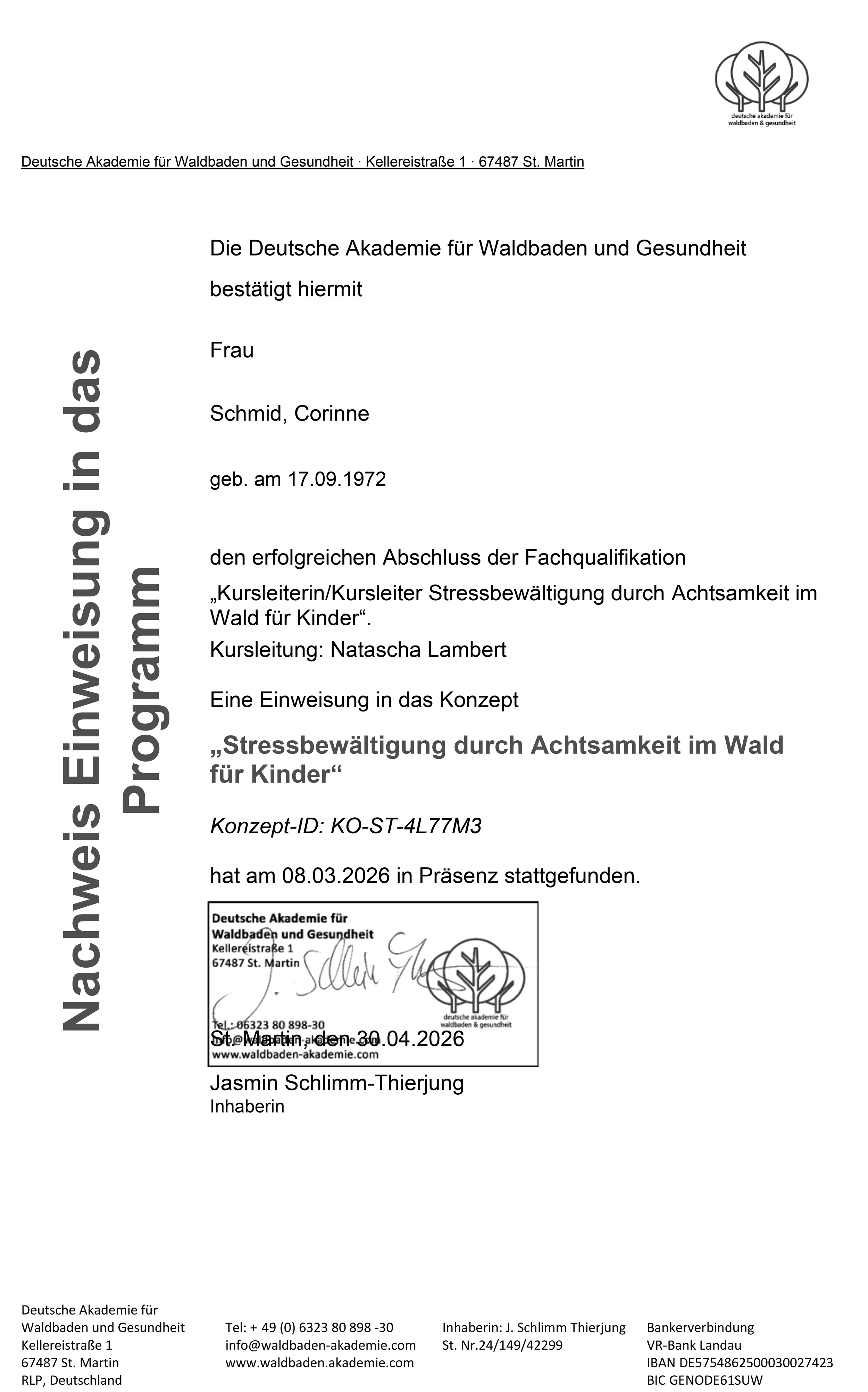 Rechts im Bild ist ein Dokument mit dem Logo der Deutschen Akademie für Waldbaden und Gesundheit und Text, der eine Zertifizierung bestätigt. Unten befindet sich ein Stempel mit Unterschrift, Kontaktdaten und Website. Links im Bild steht vertikal der Text: "Nachweis Überweisung in das Programm".