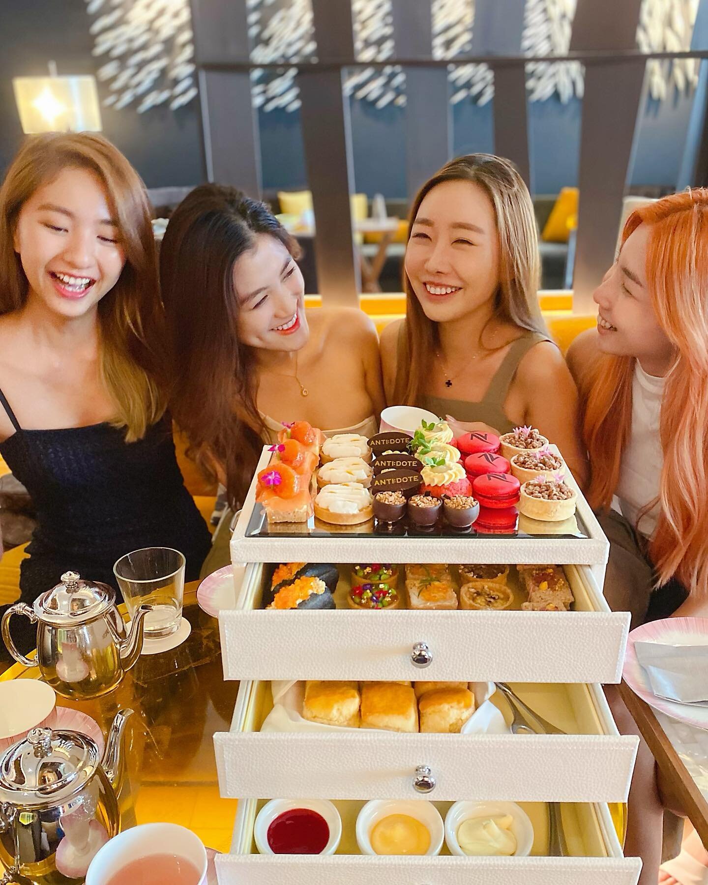 When independent women come together to support each other, big things happen! So thankful for these girls in my life ❤️ @vaneszs.h @sheenaphua @lingzhi_xo 

#highteatime #highteaparty #hightea #afternoonteatime #sgcafe #sgreview #womensupportingwome