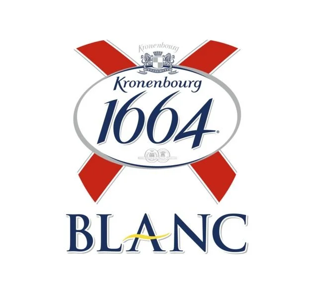 Kuva piltistä, jossa on Kronenbourg 1664 Blanc -olut logo. Logo sisältää sinisen tekstin, keltaisen kaaren ja punaisen X-kuvion taustalla.