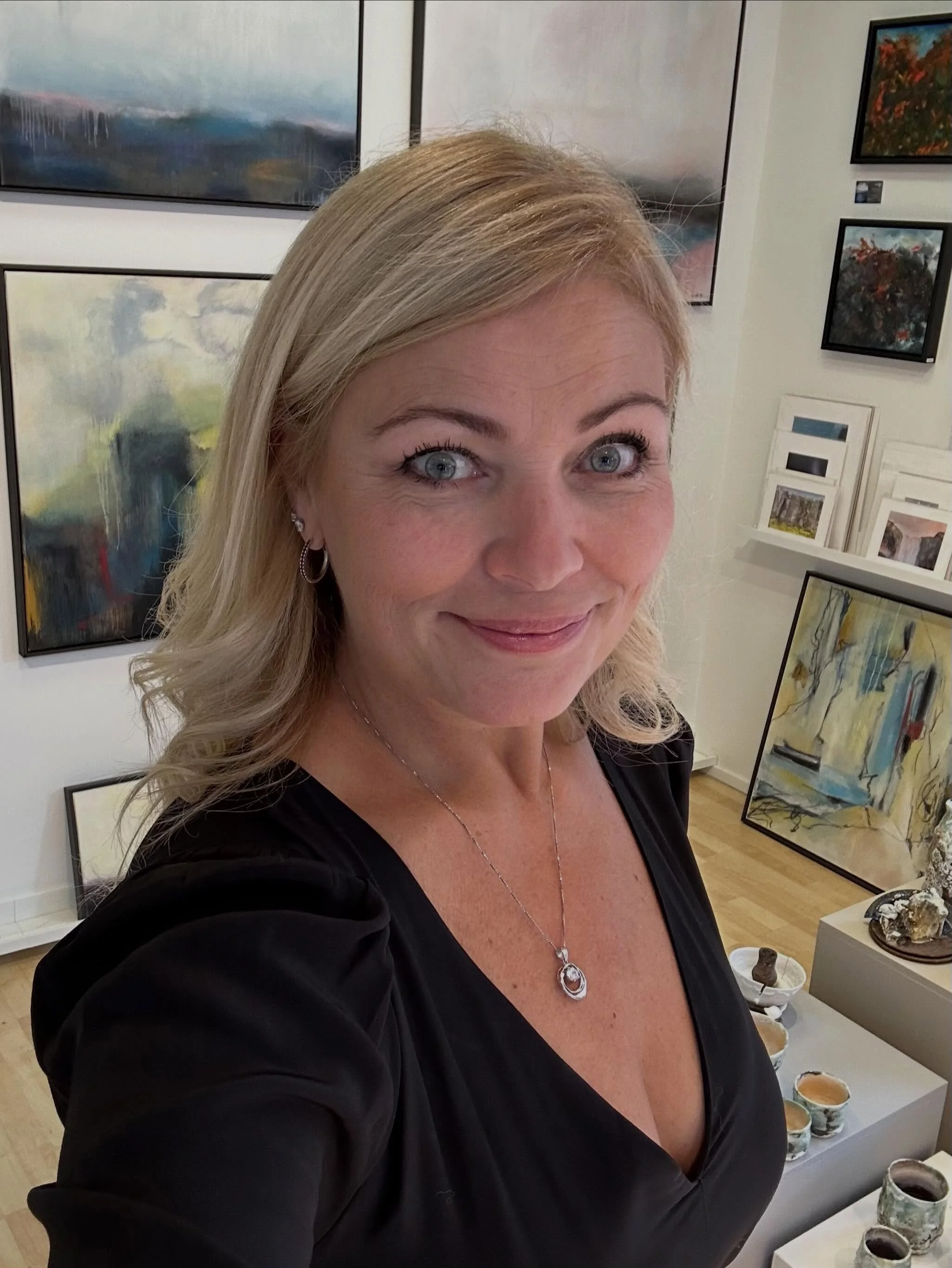 Next artist we introduce is Sigurd&iacute;s Gunnarsd&oacute;ttir. She was born in Iceland but grew up in the Bahamas and the United States until her teenage years, when she moved back home. Sigurd&iacute;s graduated as a make-up artist from the Greas