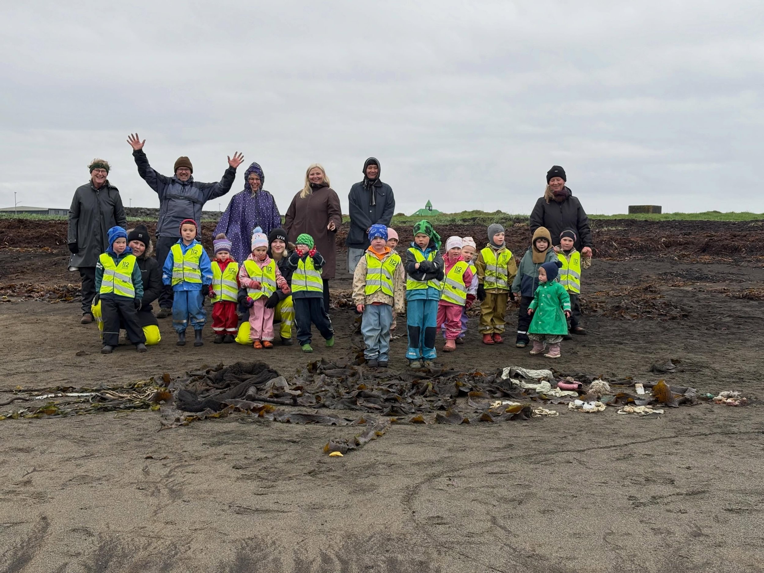 Wonderful visit from the Eyrarbakki&rsquo;s kindergarten 🌸we made with the some sea creatures and monsters at the shore 💙 @sveitarfelagid_arborg #oceanus #seaweedmonsters #art #creativity