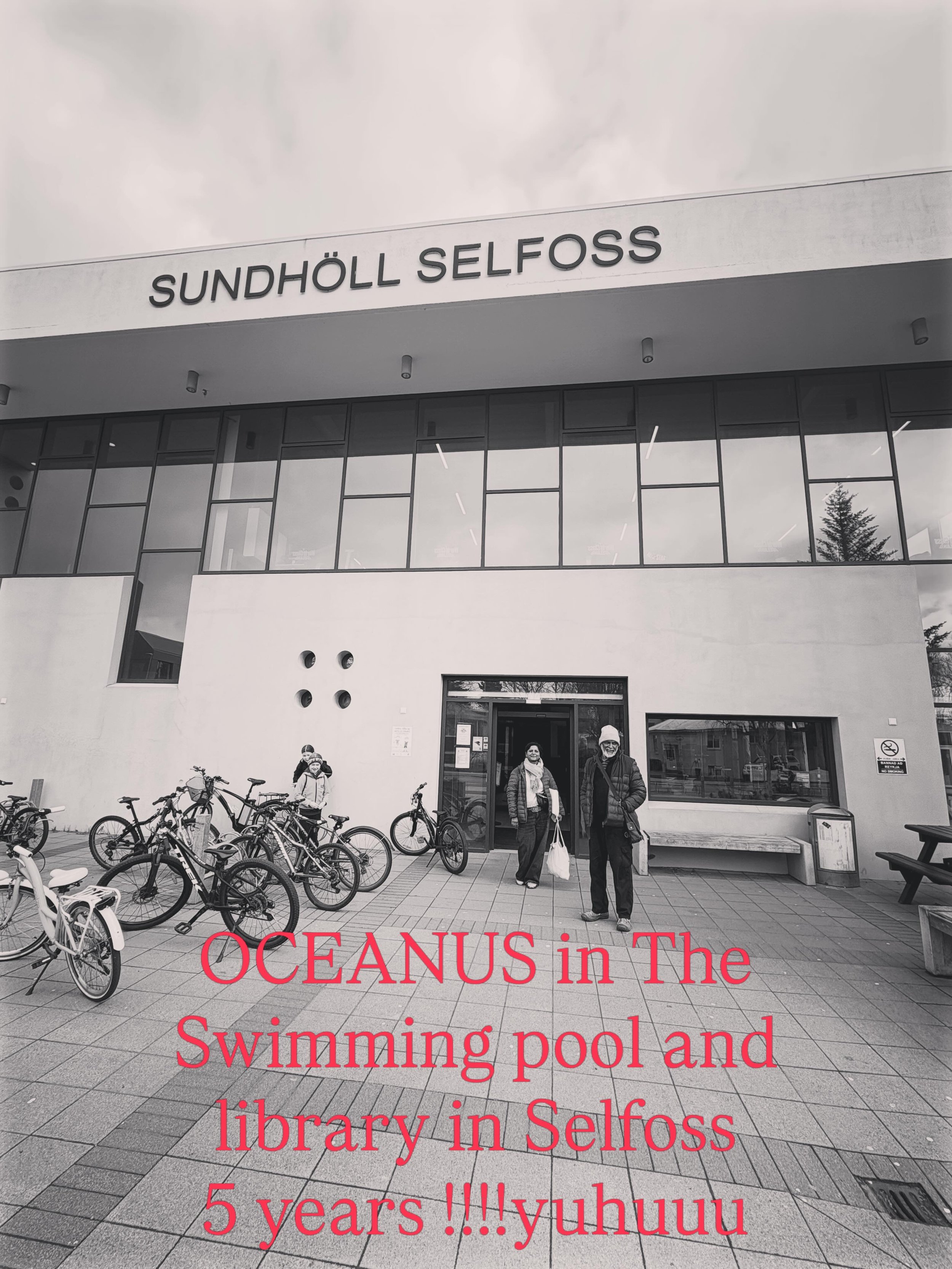Those two were putting up an exhibition in the library and swimming pool in Selfoss&hellip; making visitors happy and curious 😇 check it our @sveitarfelagid_arborg @manousoobhany @razeea2019 #oceanus #5years #celebration #artfestival