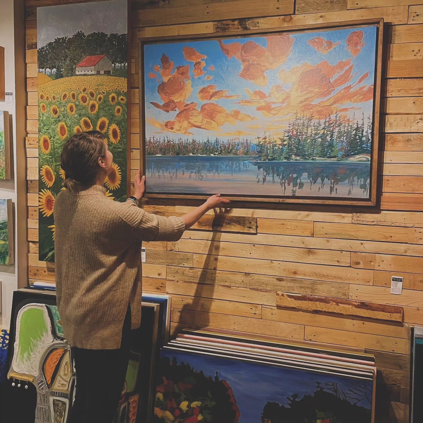 Night time photo shoot with Amber Sky @matilda.galleryartbar, taken by @artbyclaire.ca 

Love how the Gallery's wooden wall shows off its farmhouse style frame and accentuates the paintings warmth 🧡💙

Thanks for the photo Claire!

Checkout Amber Sk