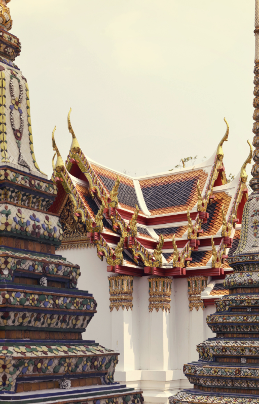 Détail de toiture dorée d'un temple bouddhiste à Bangkok, Thaïlande