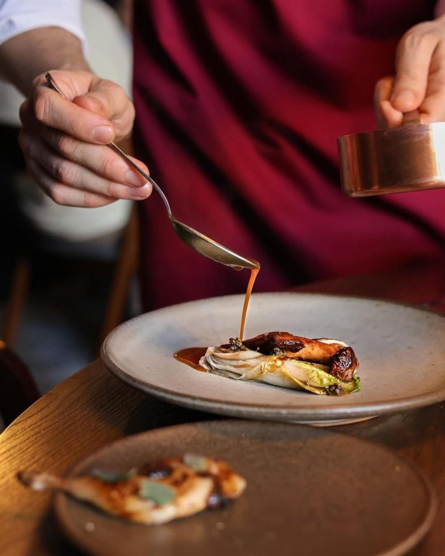 🐟 ESCAPADE GOURMANDE &bull; Assiettes cisel&eacute;es, &eacute;pur&eacute;es, toujours inattendues dans cette table franco-nordique.

Les produits viennent des collines ou des petits p&ecirc;cheurs du coin, les cuissons flirtent avec la perfection. 