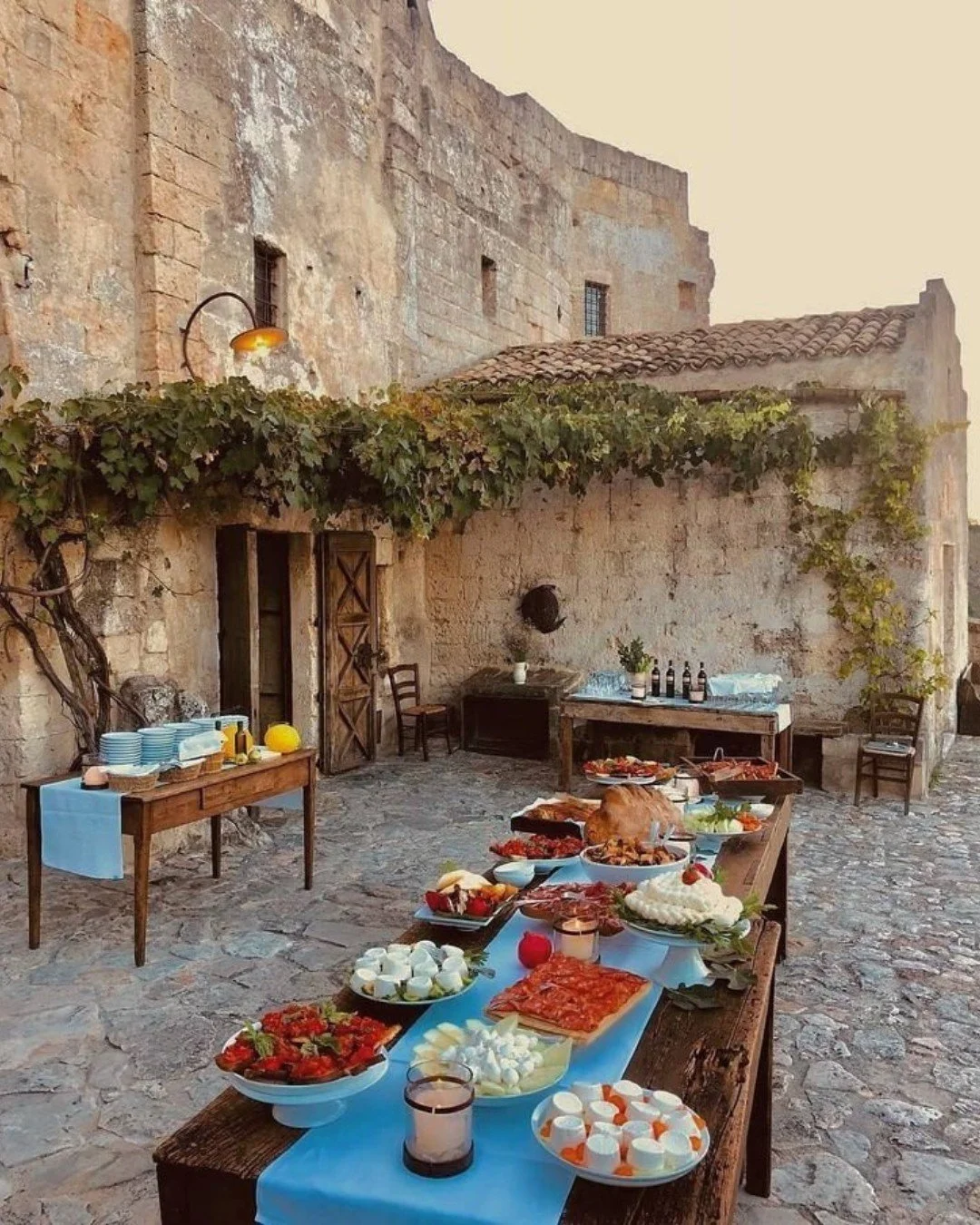 🍋 GRANDES TABL&Eacute;ES &bull; En Italie, un repas d&rsquo;&eacute;quipe peut durer des heures. On se parle fort, on partage les plats, on trinque plus d&rsquo;une fois.

Pour vos &eacute;v&egrave;nements, nous imaginons de longues tabl&eacute;es a