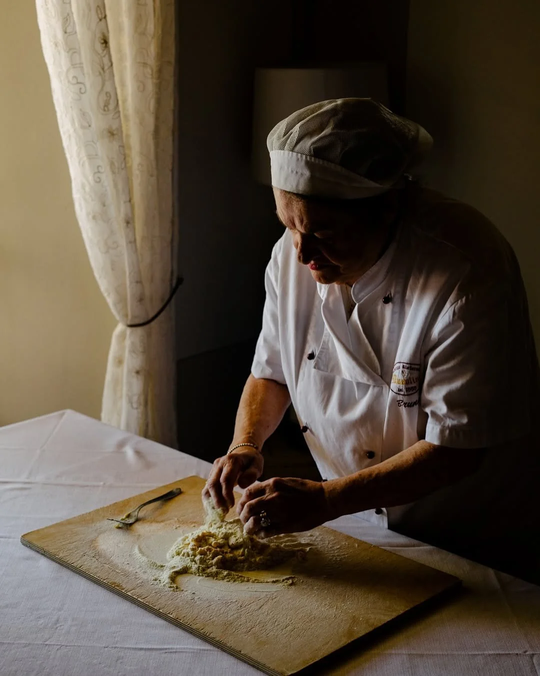 🫒 CARNET D'ADRESSES &bull; &Agrave; Panicale, petite ville accroch&eacute;e &agrave; la colline, @rastrello.panicale accueille comme on ouvre sa maison.�Les neufs chambres du boutique-h&ocirc;tel s&rsquo;ouvrent sur les oliviers et le lac, les repas