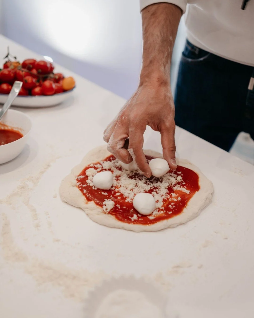 🍕 MAITRES NAPOLITAINS &bull; Pour clore leur s&eacute;minaire italien, nous avons emmen&eacute; nos clients &agrave; la rencontre d&rsquo;un ma&icirc;tre pizzaiolo napolitain. Chacun &agrave; mis la main &agrave; la pate pour fa&ccedil;onner sa prop