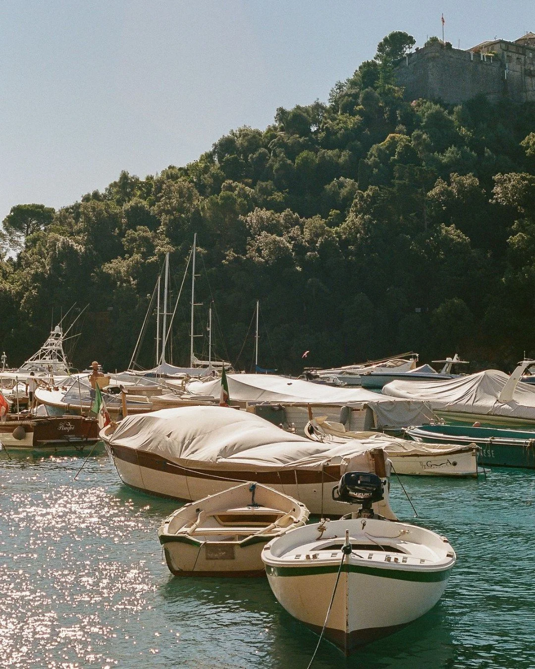 🌊 CAPRI EN PRIV&Eacute; &bull; &Eacute;chapp&eacute;e en mer, loin des itin&eacute;raires classiques. Navigation vers Capri, dans l&rsquo;une des adresses les plus confidentielles de l&rsquo;&icirc;le o&ugrave; seul le bateau permet d&rsquo;atteindr