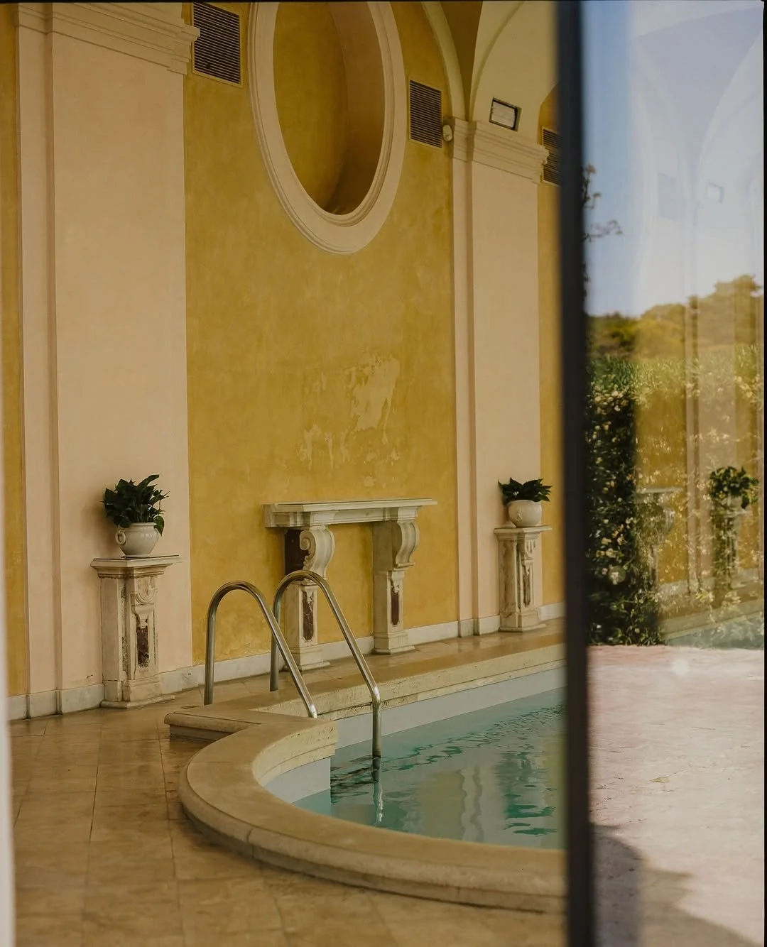 🏛️ CARNET D'ADRESSES &bull; &Agrave; une demi-heure de Rome, un ancien rendez-vous des grandes familles r&eacute;invent&eacute; en un h&ocirc;tel au charme intact. Le lieu est charg&eacute; : mosa&iuml;ques romaines sous les pieds, tapisseries Renai