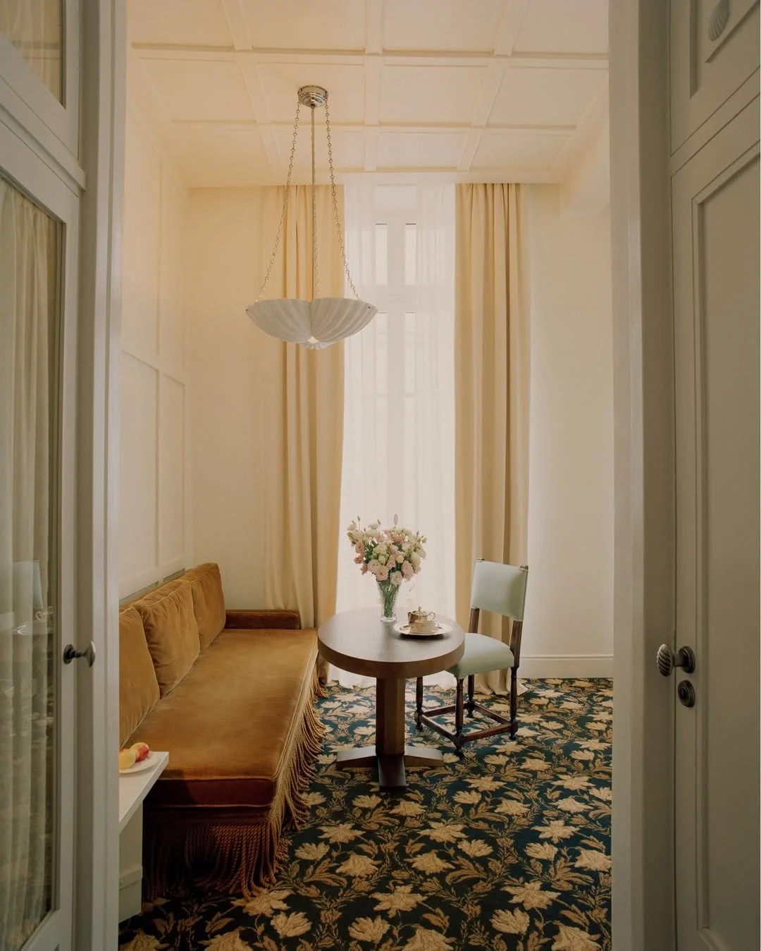 🛏️ CARNET D&rsquo;ADRESSES &bull; Pos&eacute; en plein Paris, entre l&rsquo;Op&eacute;ra et les Tuileries, @hotelchateauvoltaire raconte un Paris romanesque. Trente-deux chambres seulement, toutes singuli&egrave;res, loin des formats standardis&eacu