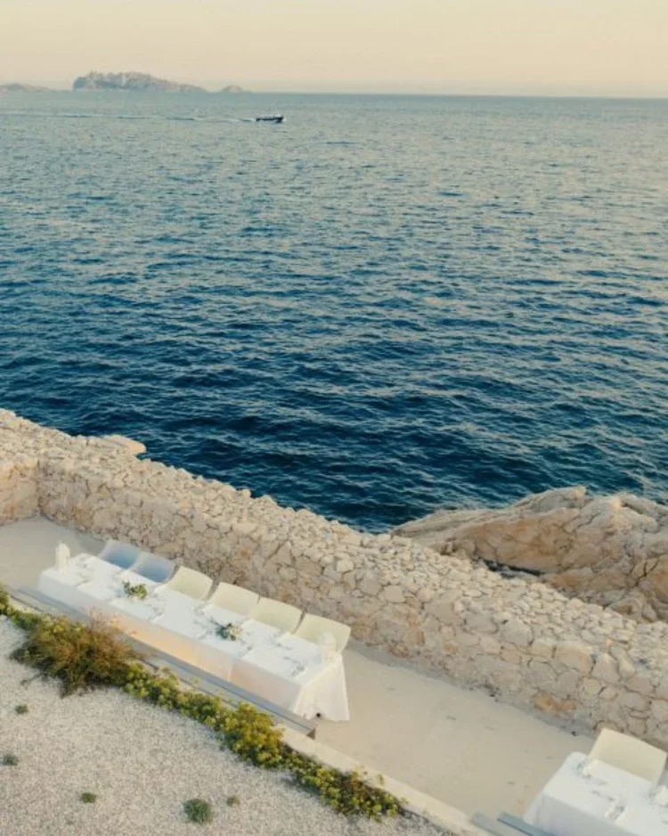 DÎNER+SUR+UNE+ÎLE+•+Pour+nos+clients,+nous+avons+imaginé+une+soirée+magique+sur+une+île+privatisée+de+Marseille++Dans+ce+cadre+idyllique,+une+grande+table+élégamment+dressée+face+à+la+mer,+des+mets+exquis,+et+une+ambiance+intimi.webp