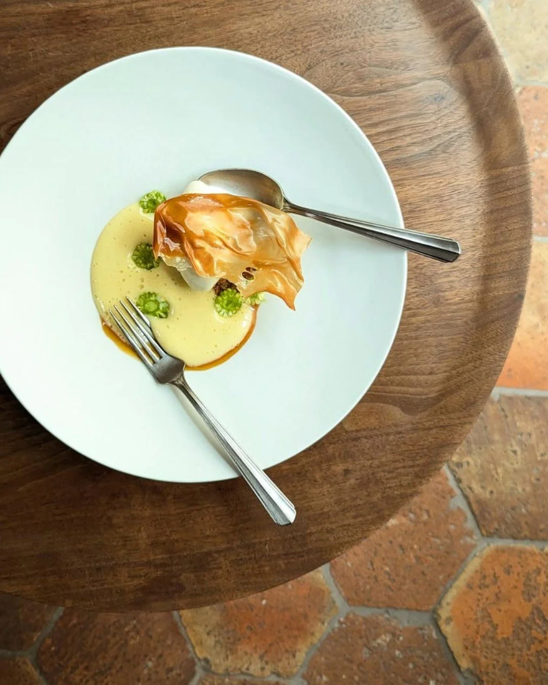🍴 CARNET D&rsquo;ADRESSES &bull; Dans ce loft aux poutres apparentes, la cuisine de Sota Atsumi s&rsquo;exprime au feu de bois. L&eacute;gumes caram&eacute;lis&eacute;s &agrave; la braise, poissons saisis au bois, sauces profondes au go&ucirc;t fum&