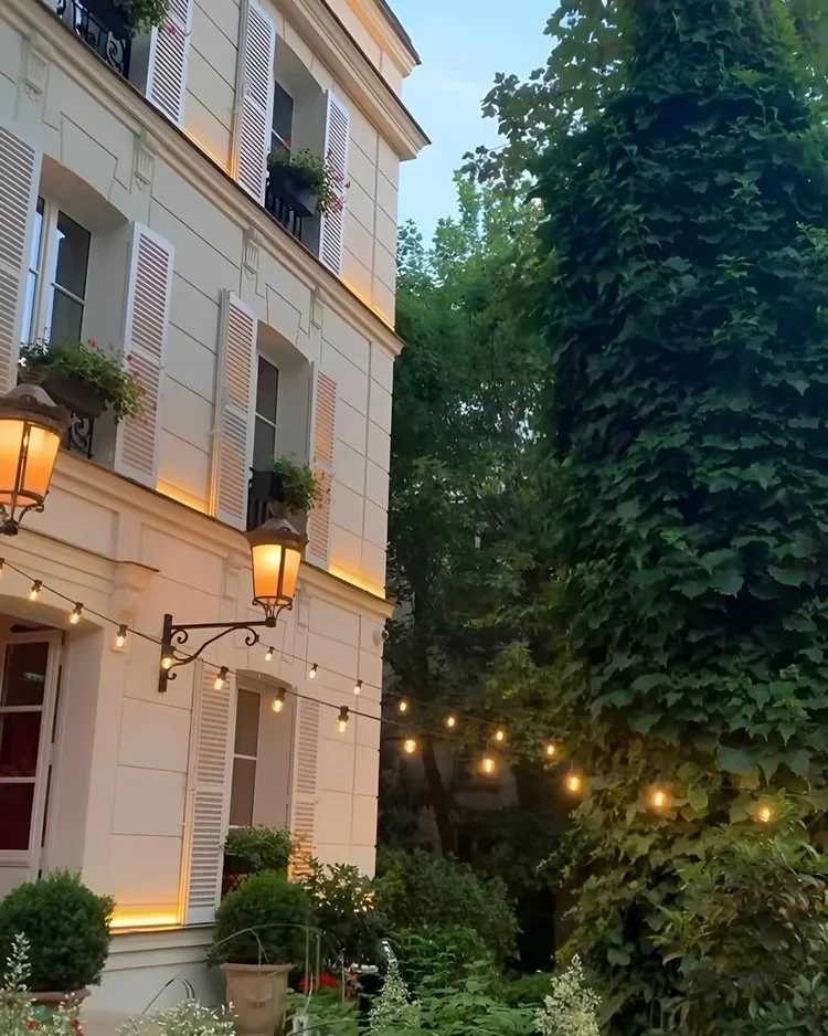 Profitez+des+dernières+lueurs+de+l’été+dans+notre+maison+de+famille++-+#hotelparticuliermontmartre+#montmarte+#restaurantmontmartre+#parisromantique+#hotelparis+#jardinplaisir+#cityoflove+#summer+#gardens.webp