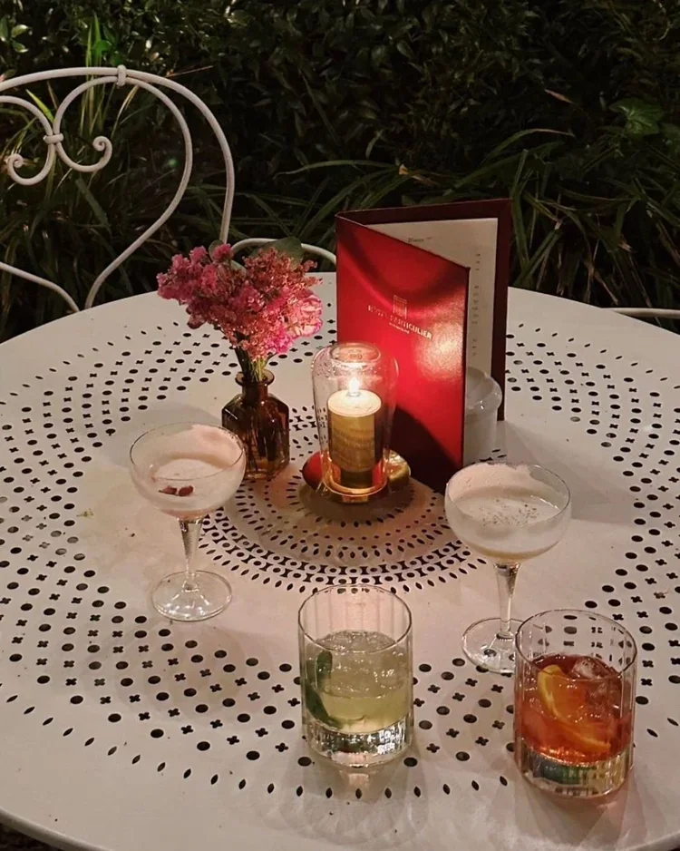 Dans+l'atmosphère+enflammée+de+la+fête+de+la+musique,+une+première+soirée+pour+célébrer+l’été+à+Montmartre+qui+promet+des+instants+inoubliables.+-#hotelparticuliermontmartre+#montmartre+#hotelparis+#cocktailhour+#gardenlife+#lux.webp